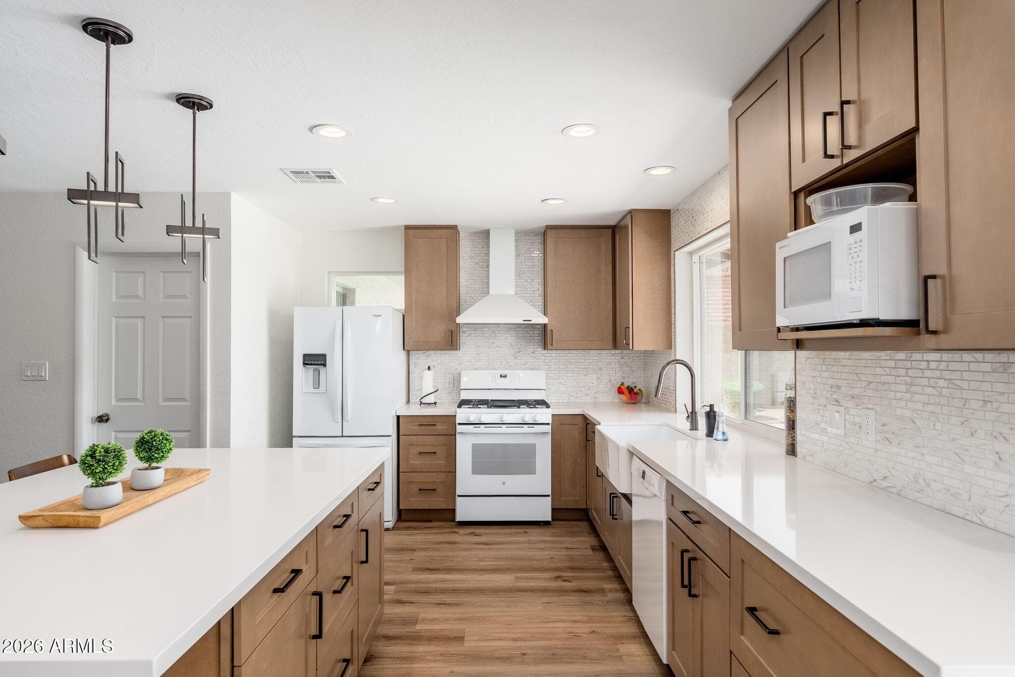 2426 E Sahuaro Dr — photo 2