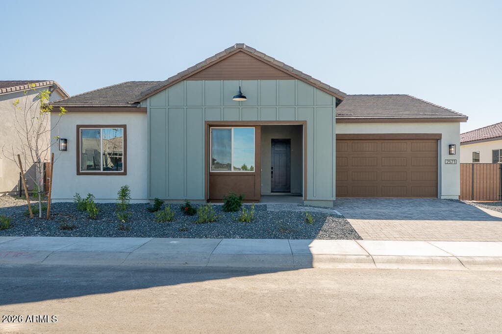 2571 E Alfonso Dr — photo 1