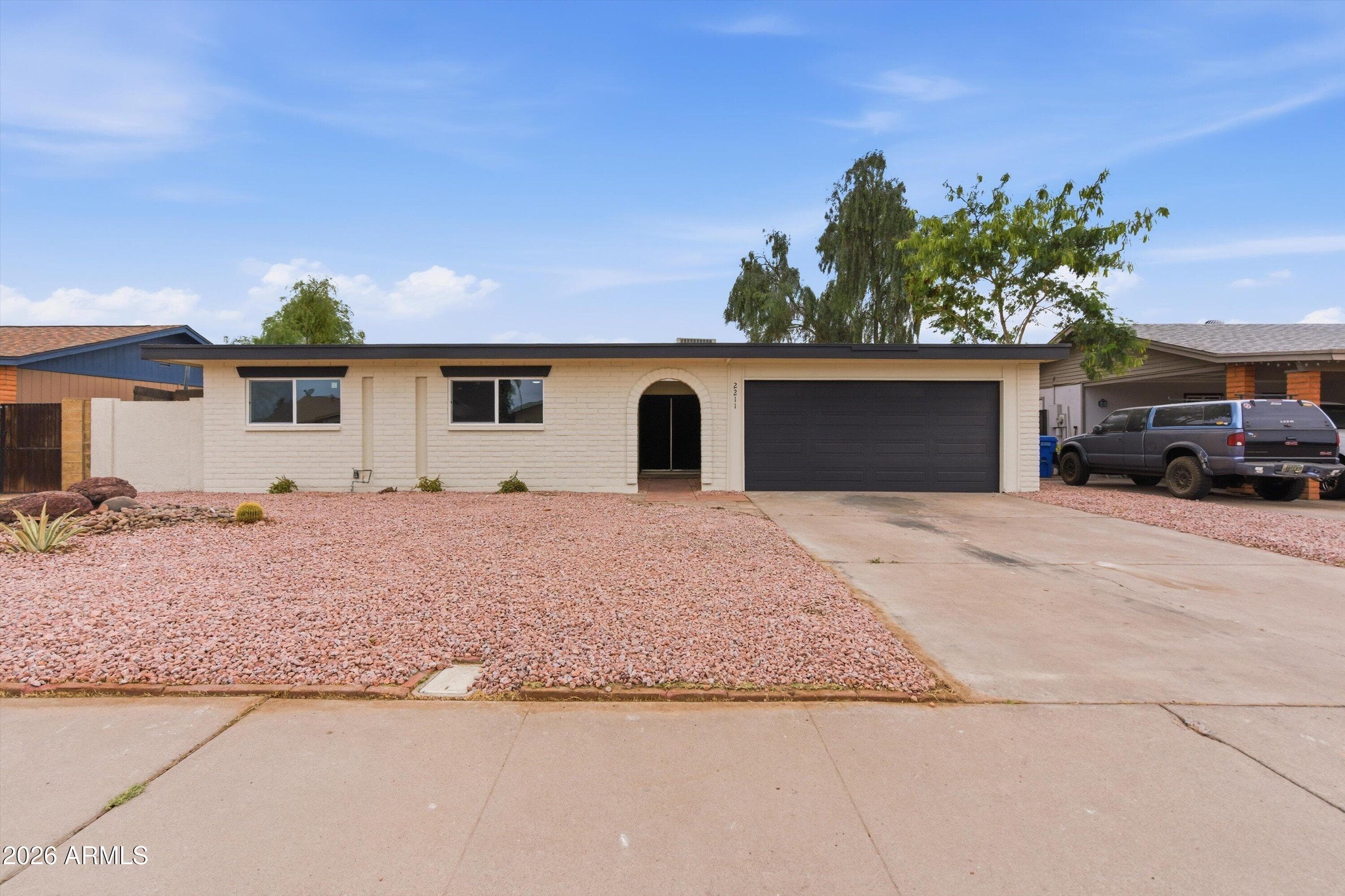 2211 W Windrose Dr — photo 1