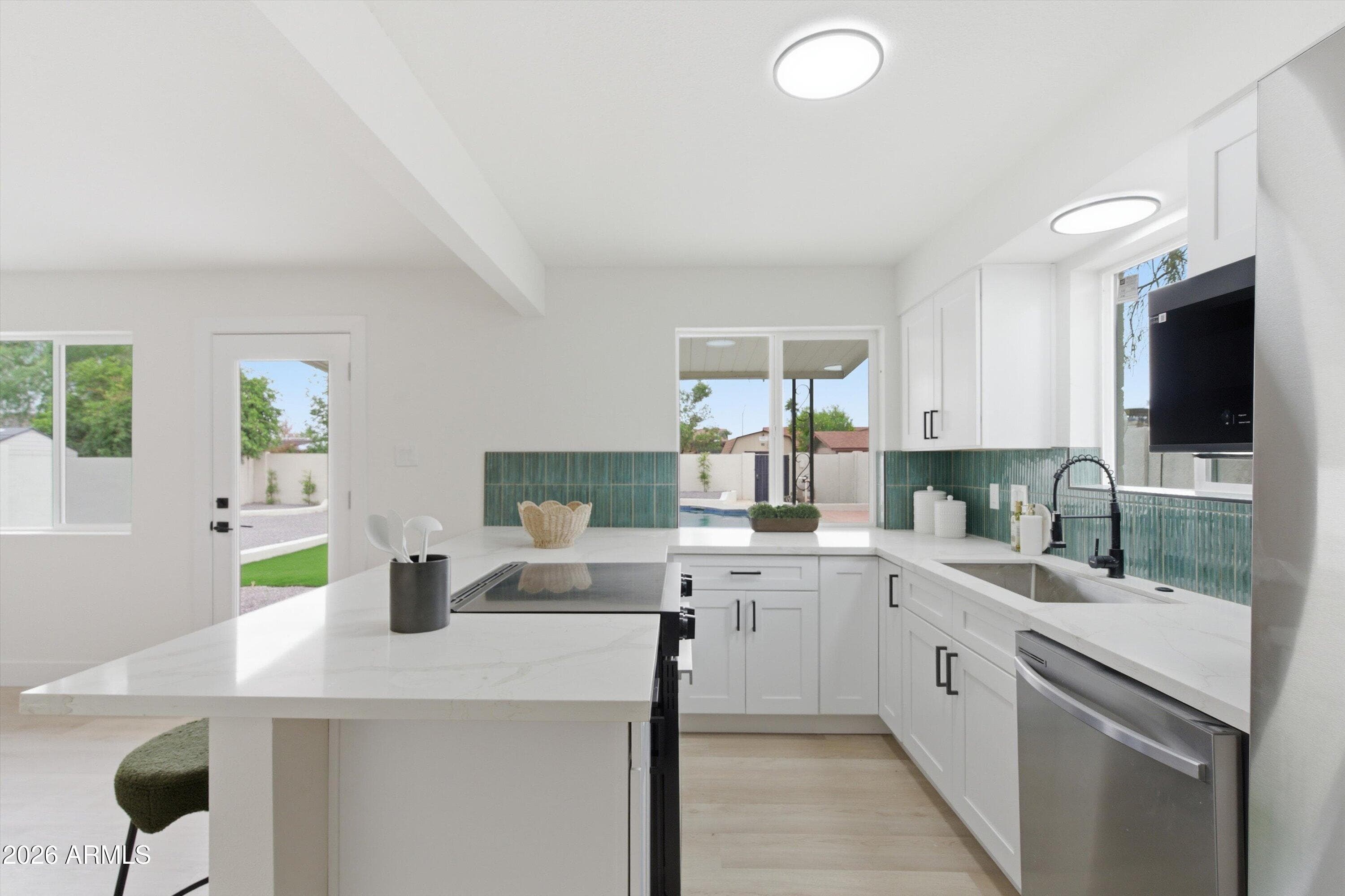 2211 W Windrose Dr — photo 2