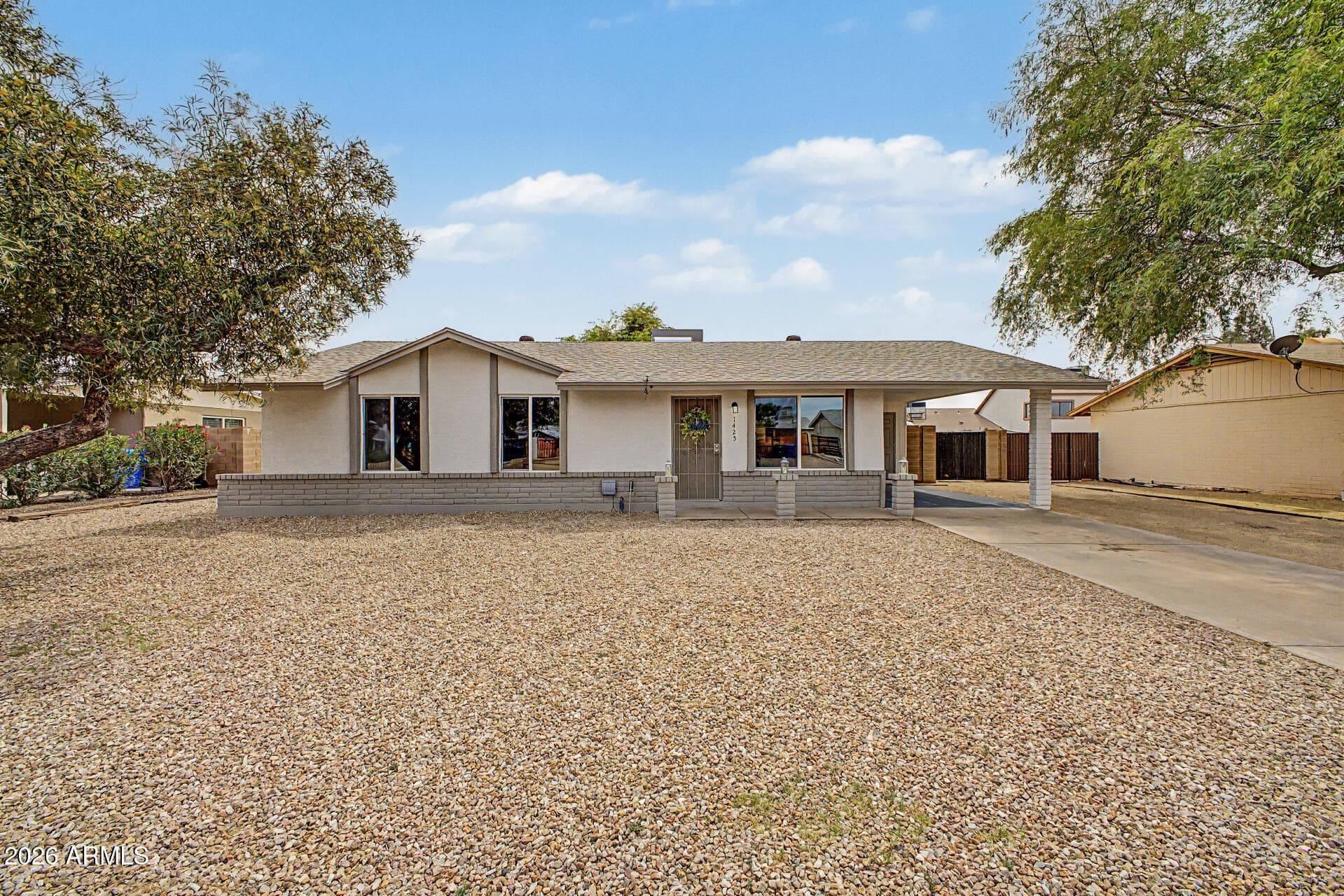 1425 W Wickieup Ln — photo 1