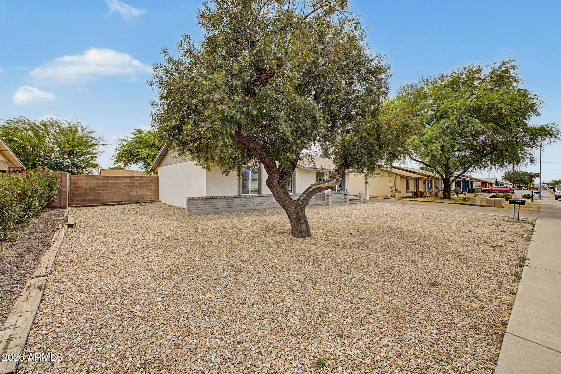 1425 W Wickieup Ln — photo 2