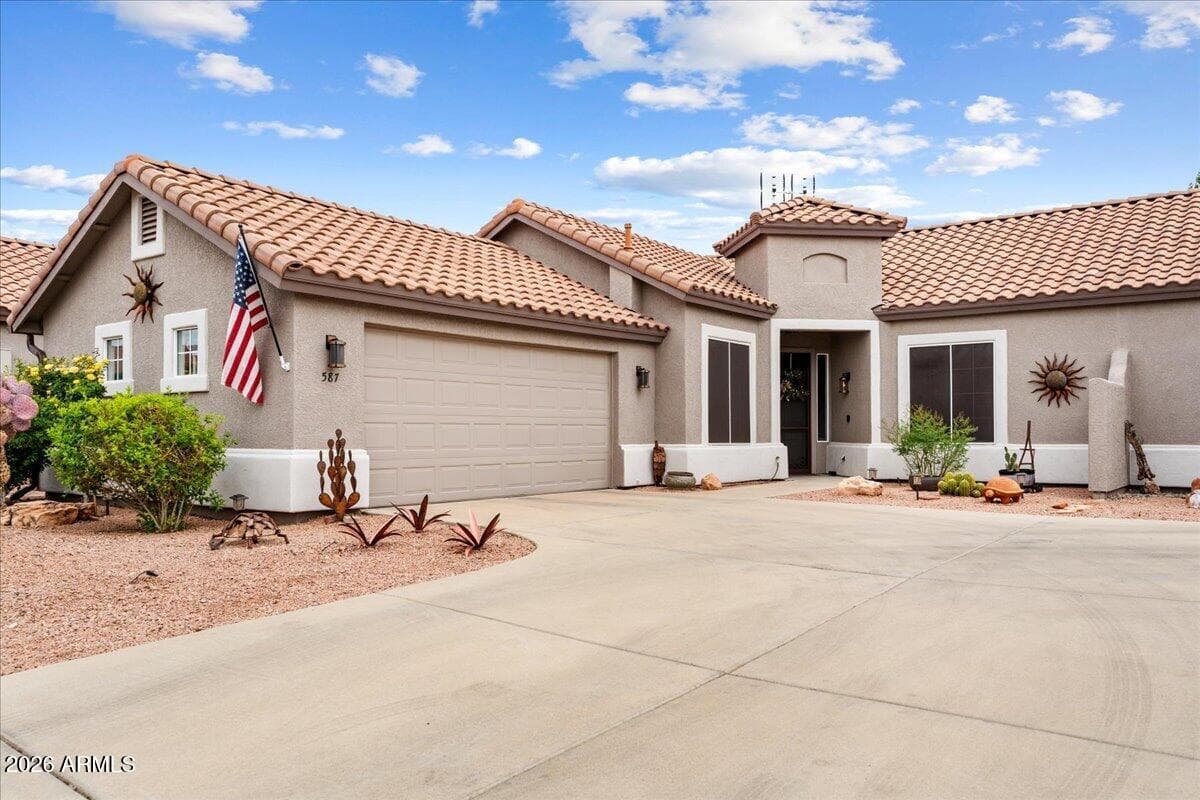 587 S Valle Escondido -- — photo 2