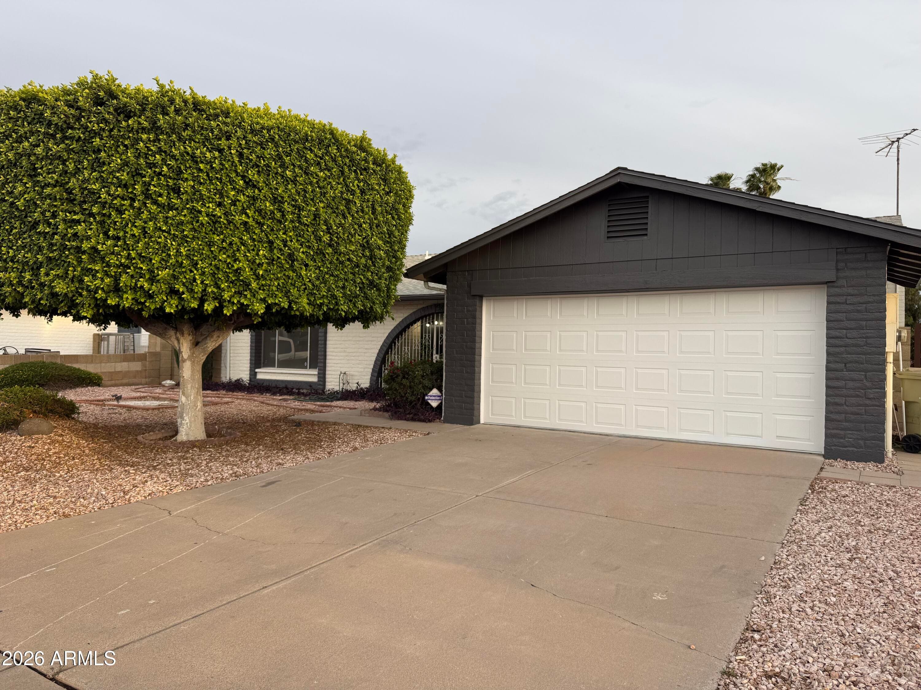 5817 W Tierra Buena Ln — photo 2