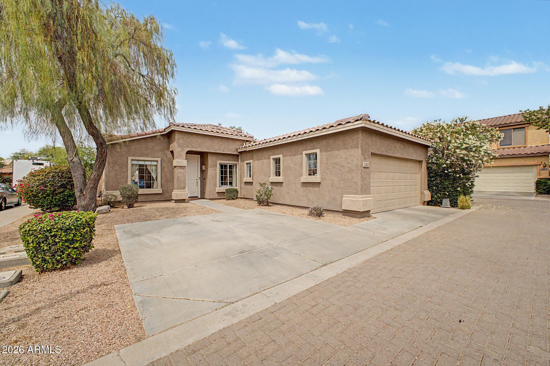 2562 E Riviera Dr — photo 2