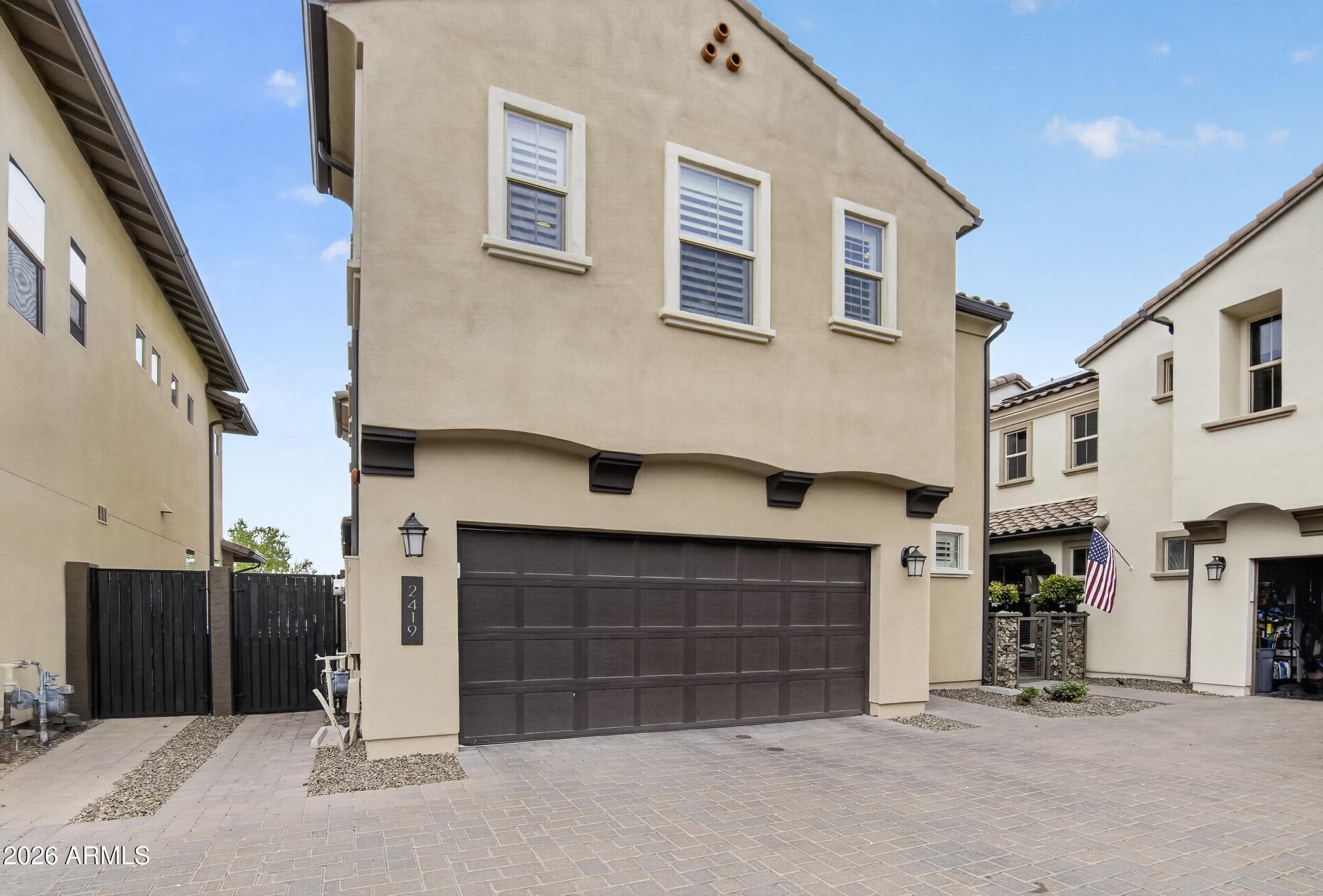 2419 W Gloria Ln — photo 2