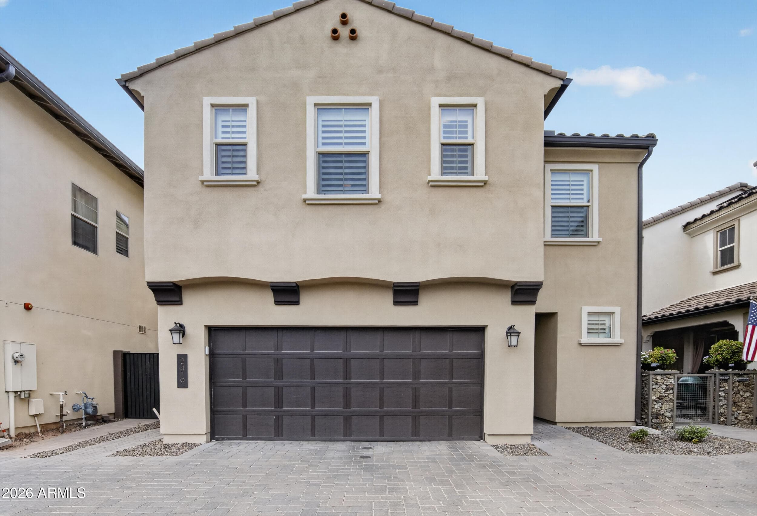 2419 W Gloria Ln — photo 1