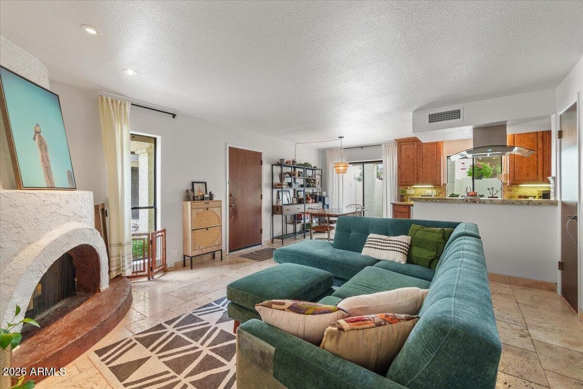 1820 E Frier Dr 1 — photo 2