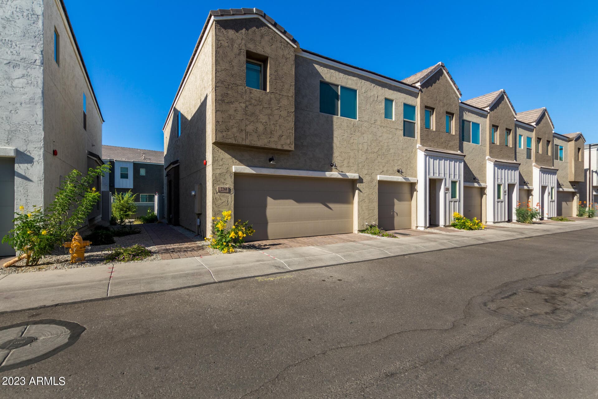 2268 W Laurie Ln — photo 1