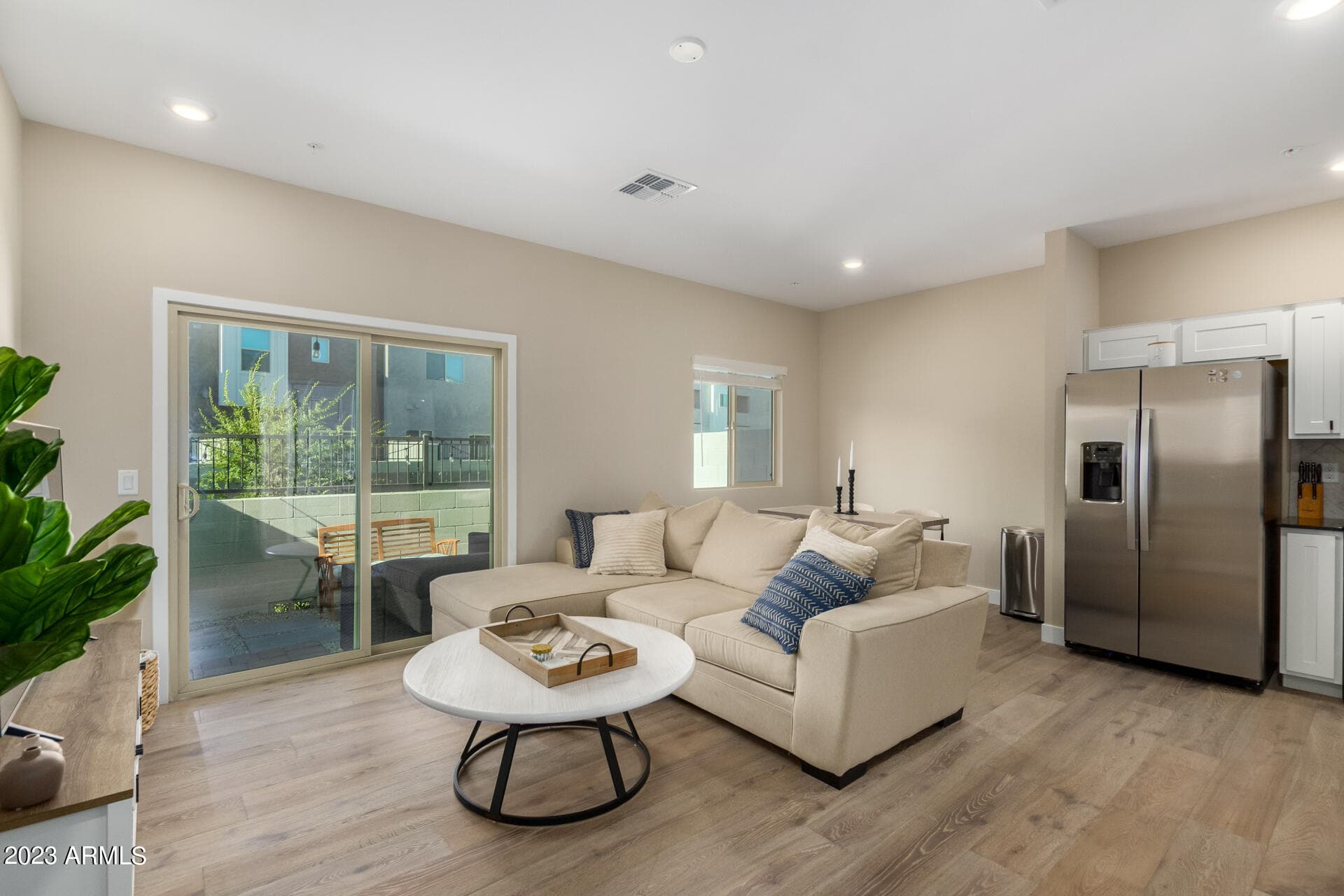 2268 W Laurie Ln — photo 2