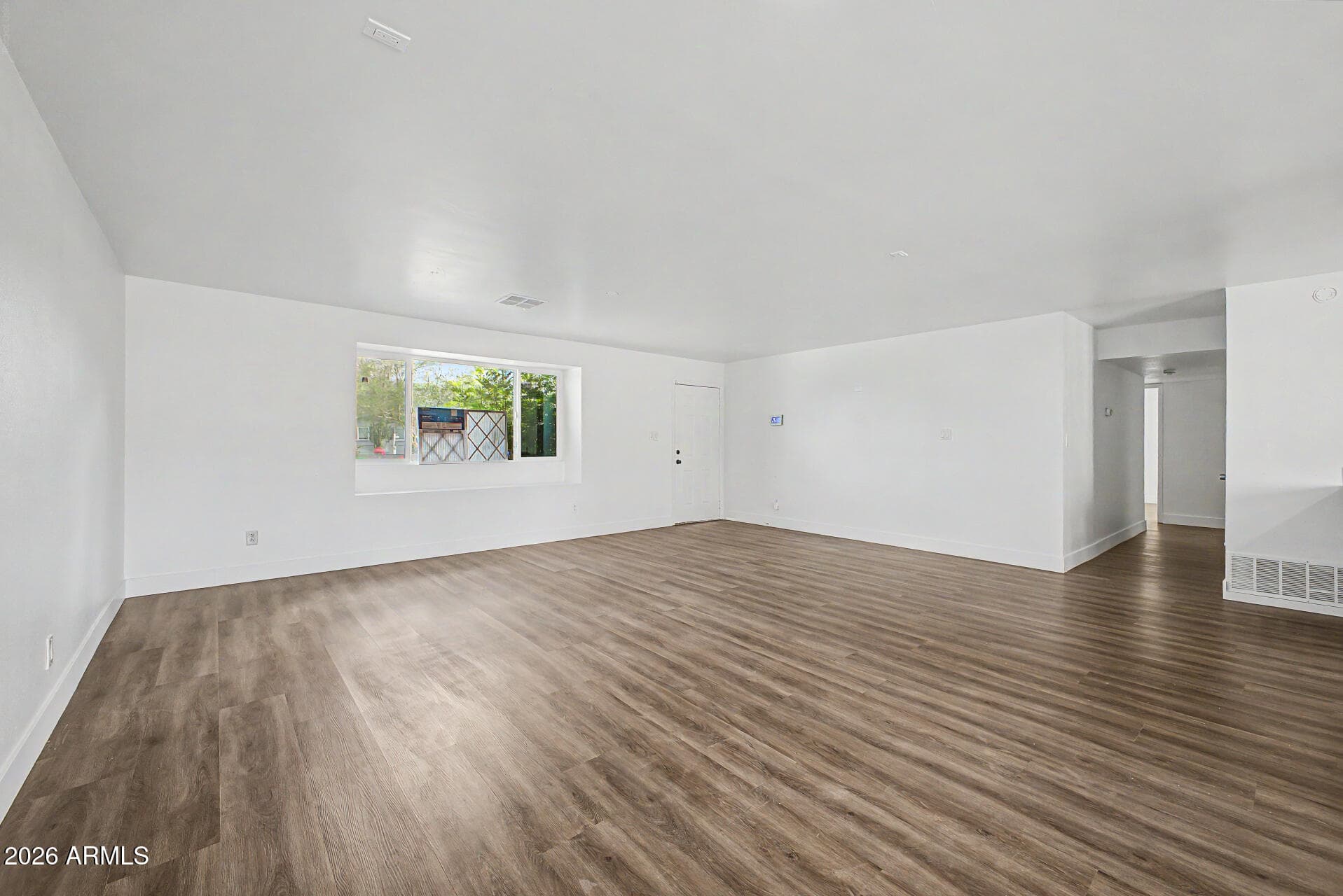 756 E Loyola Dr — photo 2