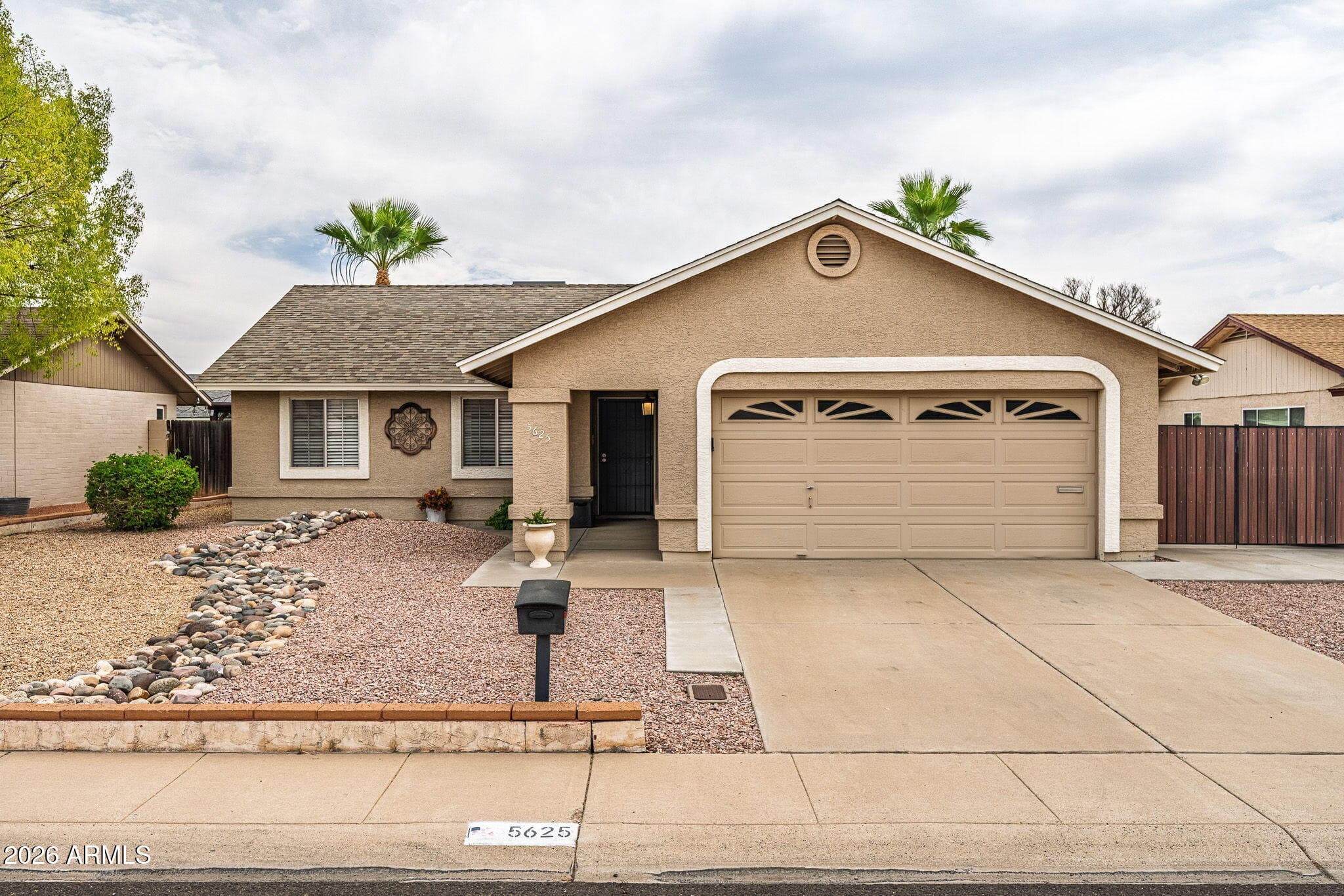 5625 W Sunnyside Dr — photo 2