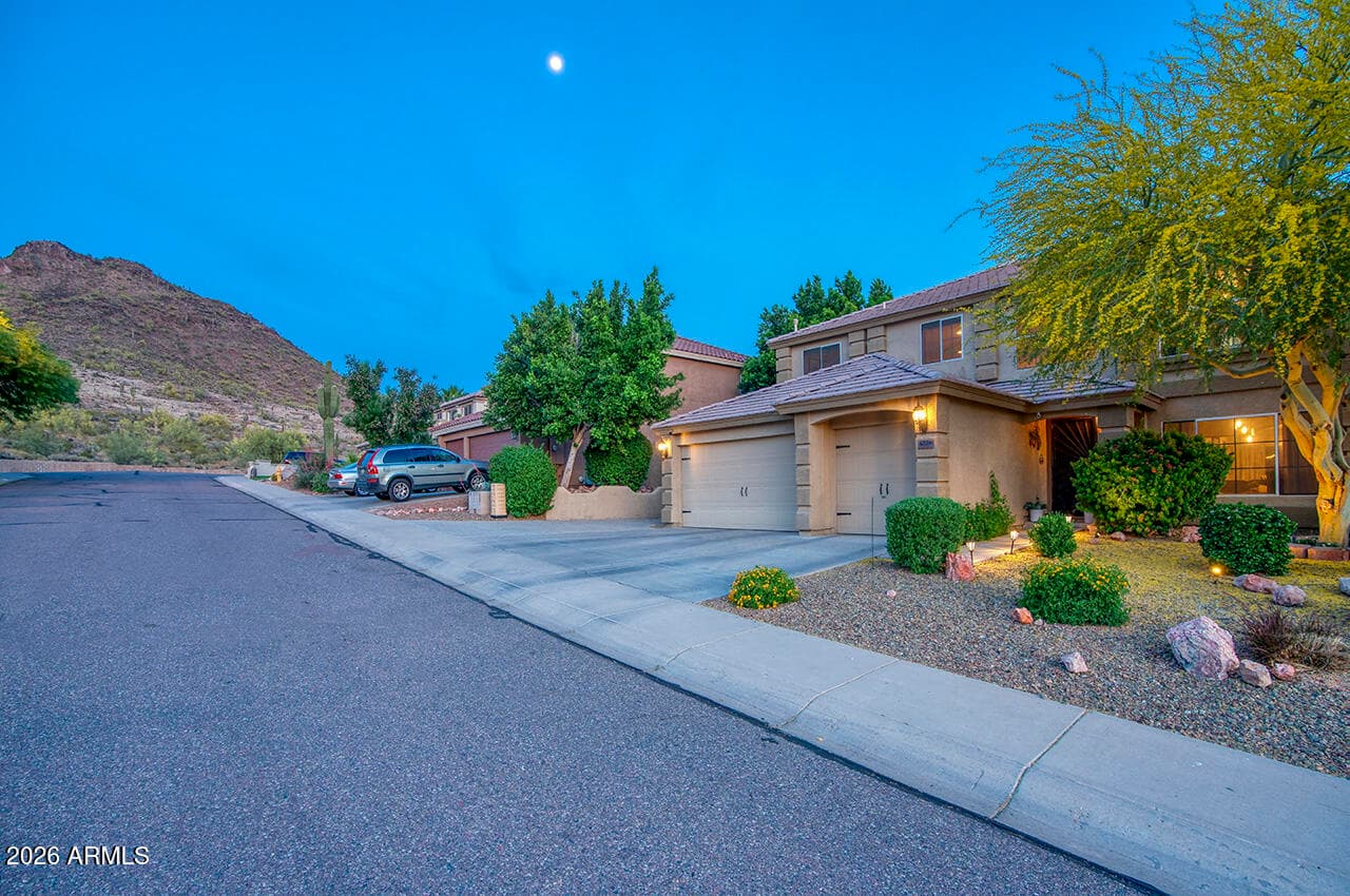 6329 W Honeysuckle Dr — photo 2