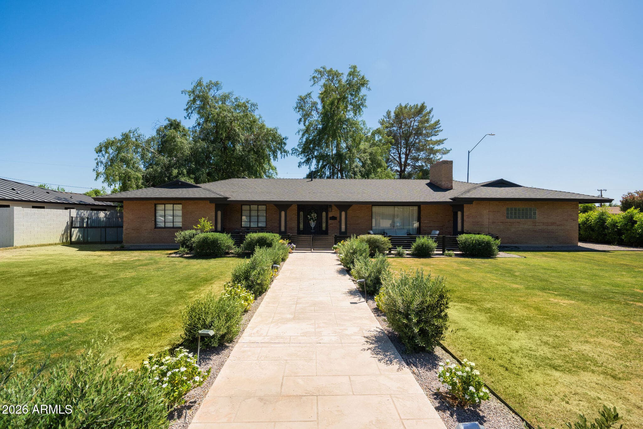 547 W Orangewood Ave — photo 1