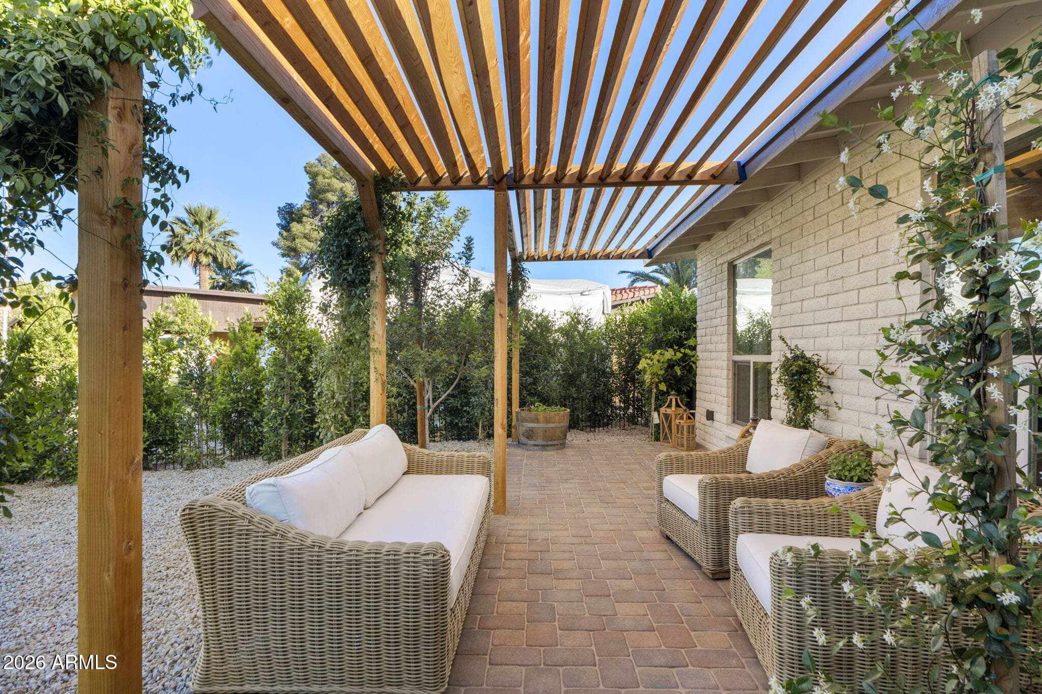 2811 E Corrine Dr — photo 1