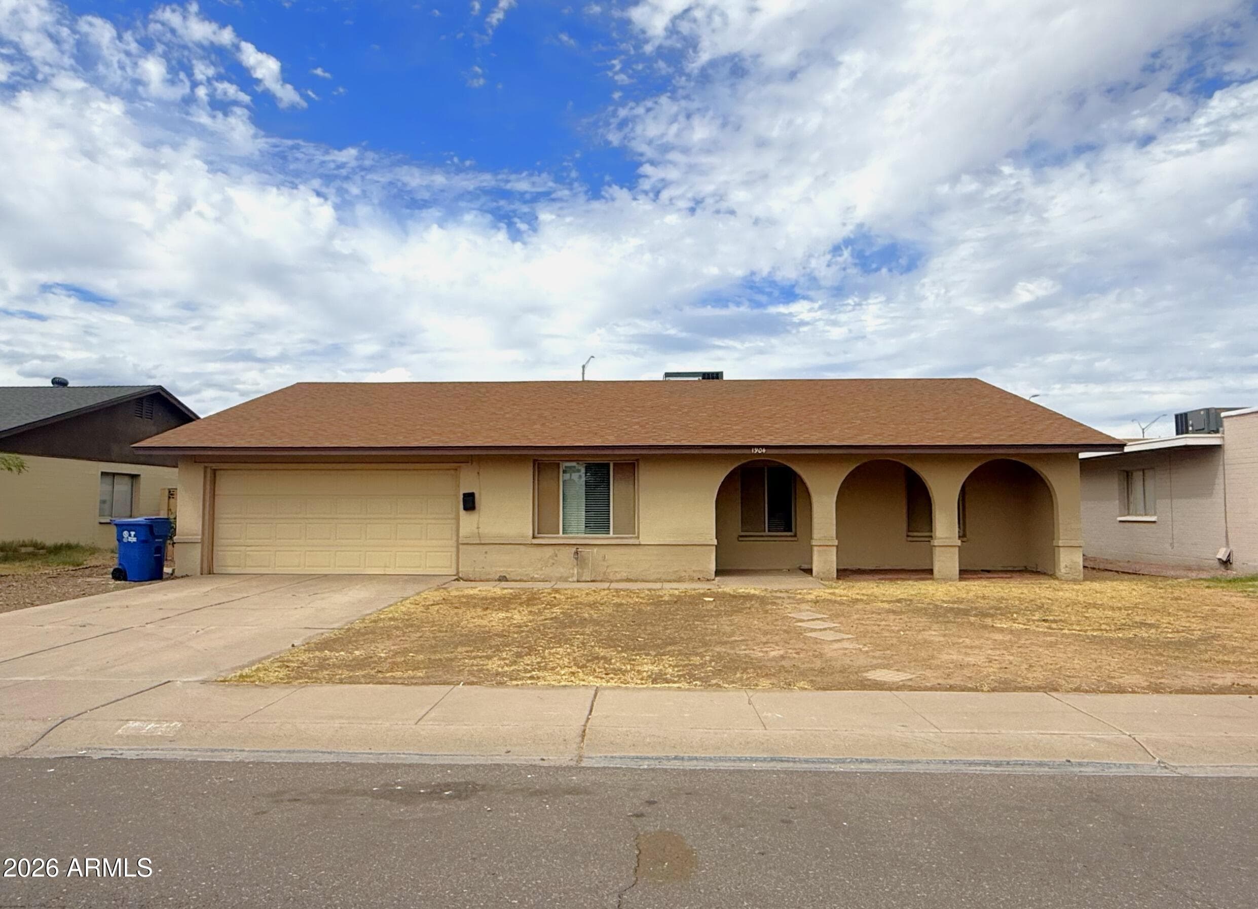 1904 E Greenway Dr — photo 1