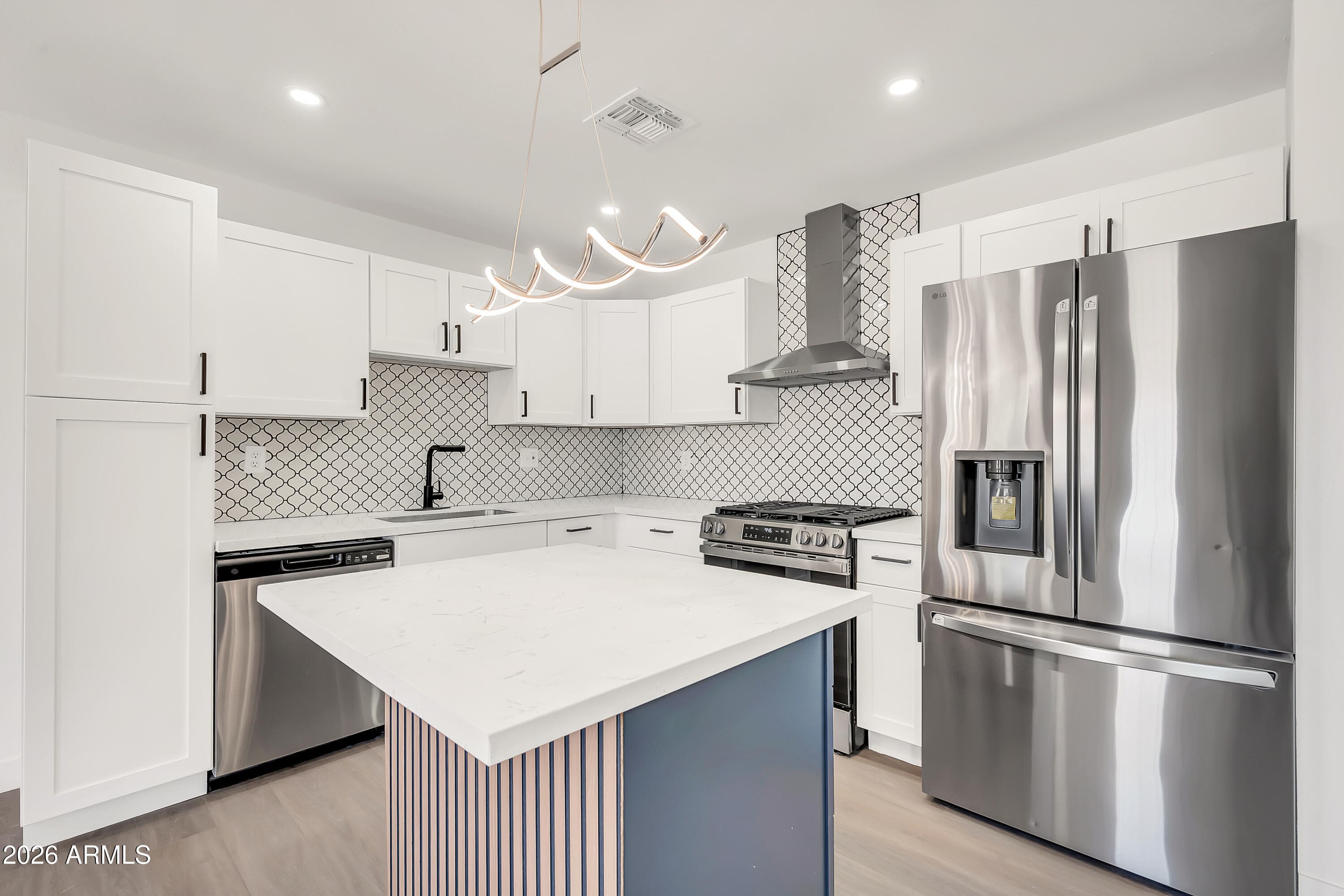 2813 N Greenfield Rd — photo 2