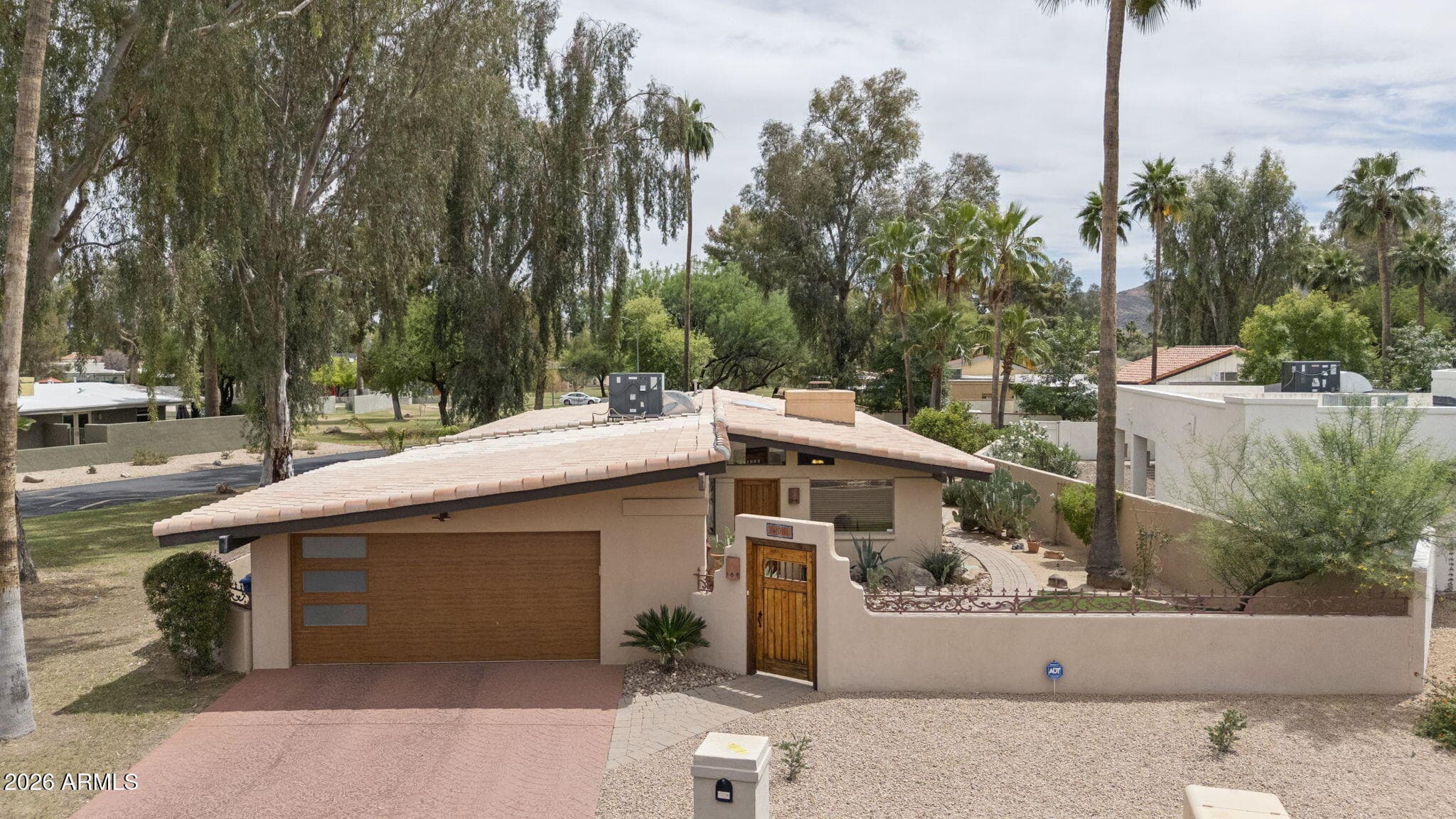 601 W Gibraltar Ln — photo 2