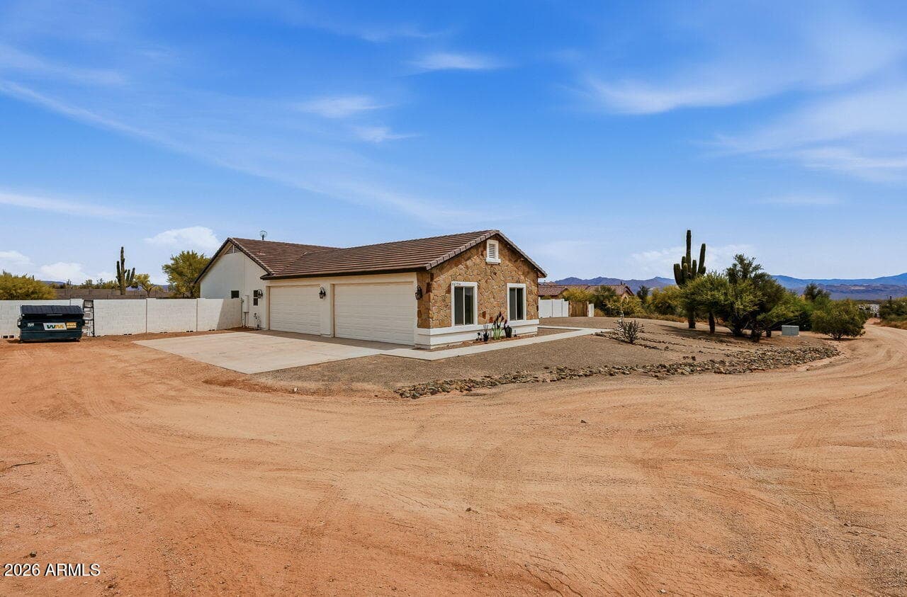 15724 E Cavedale Dr — photo 2