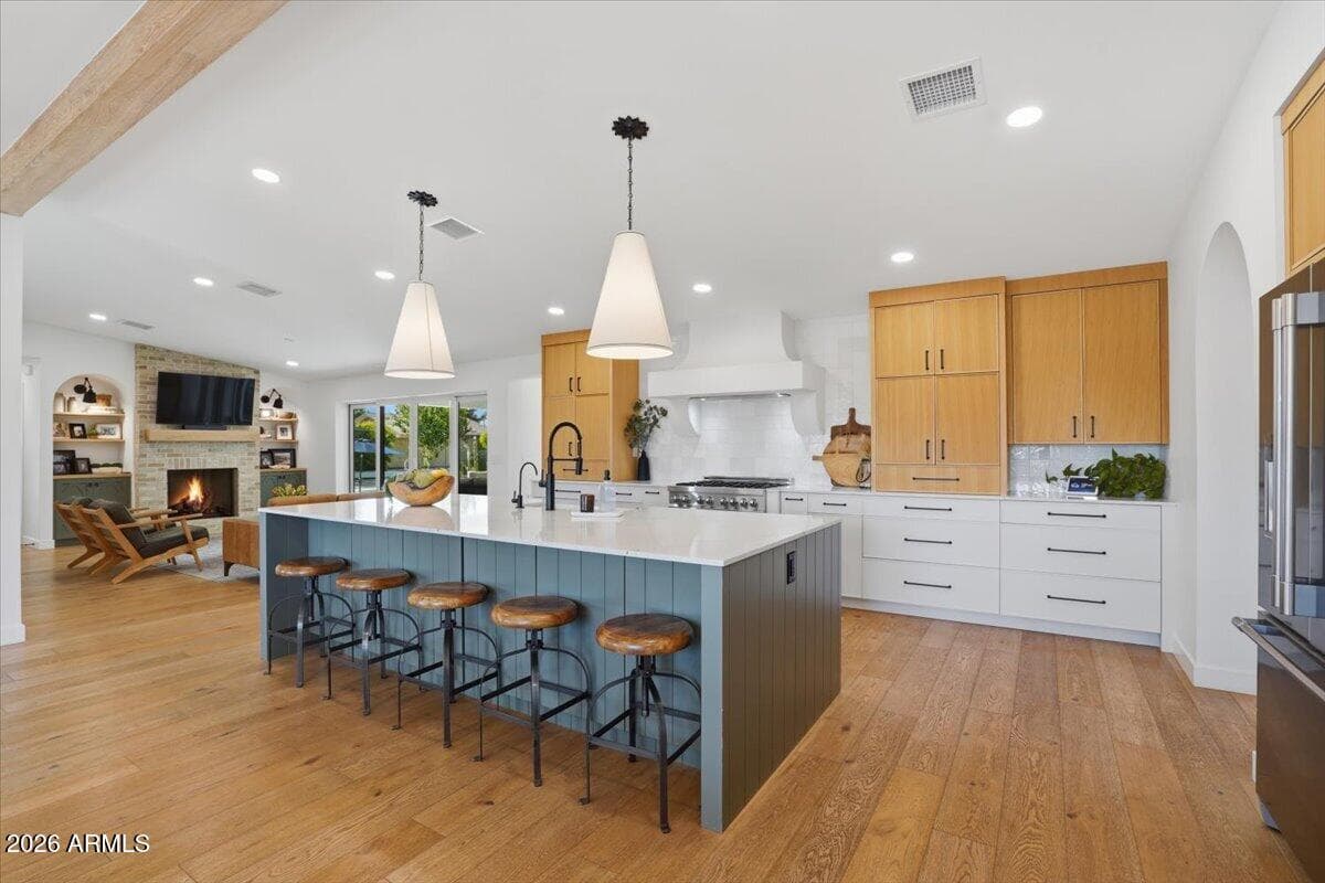 180 E Bird Ln — photo 2