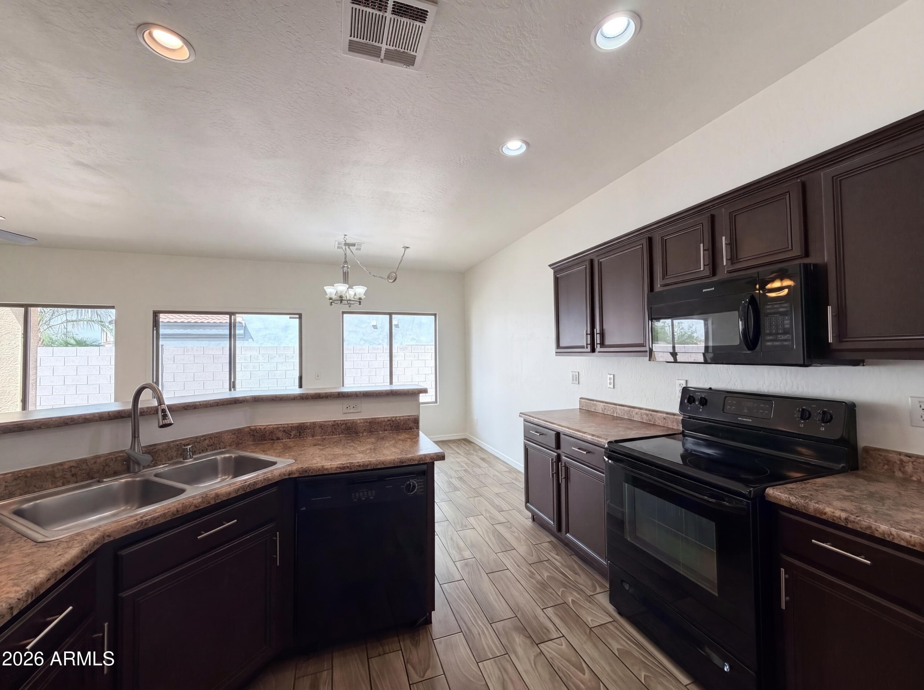 606 W Beautiful Ln — photo 2