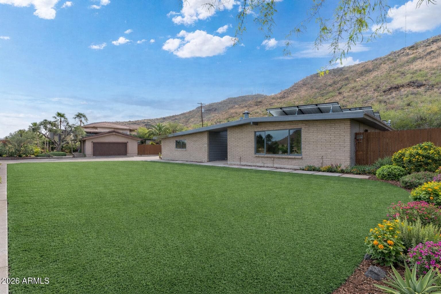 1527 W Windrose Dr — photo 1