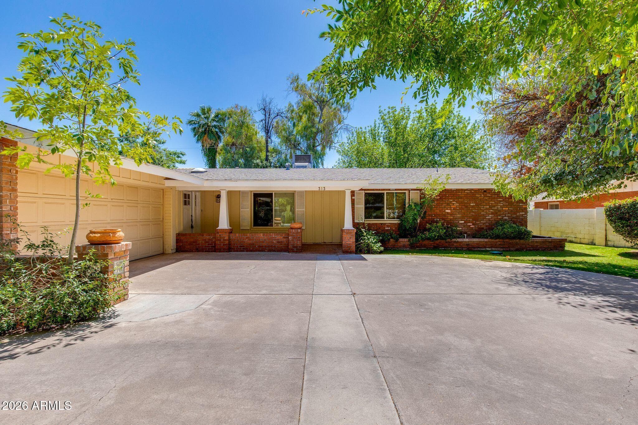 313 E Wagon Wheel Dr — photo 2