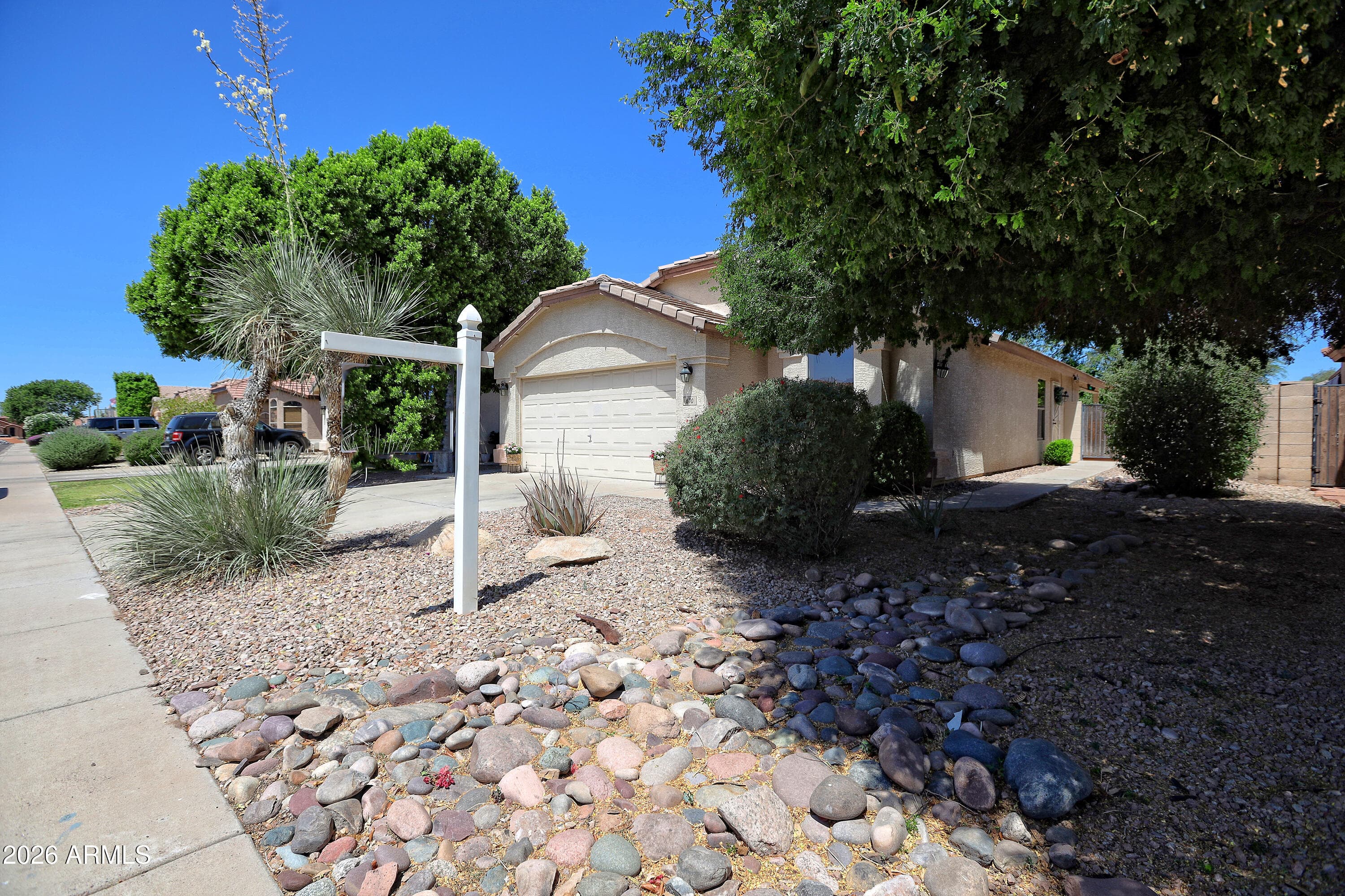 670 E Kyle Dr — photo 1