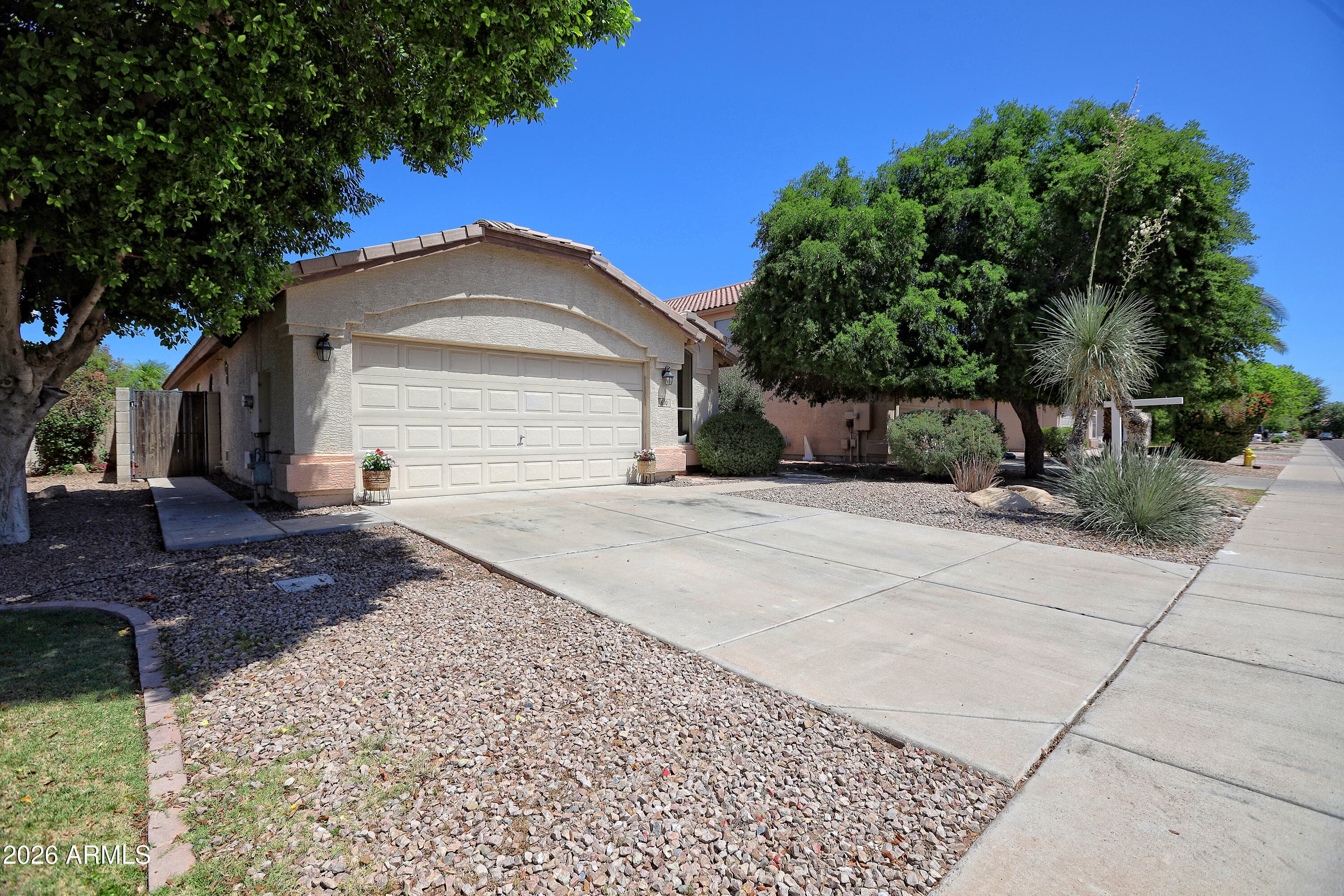 670 E Kyle Dr — photo 2