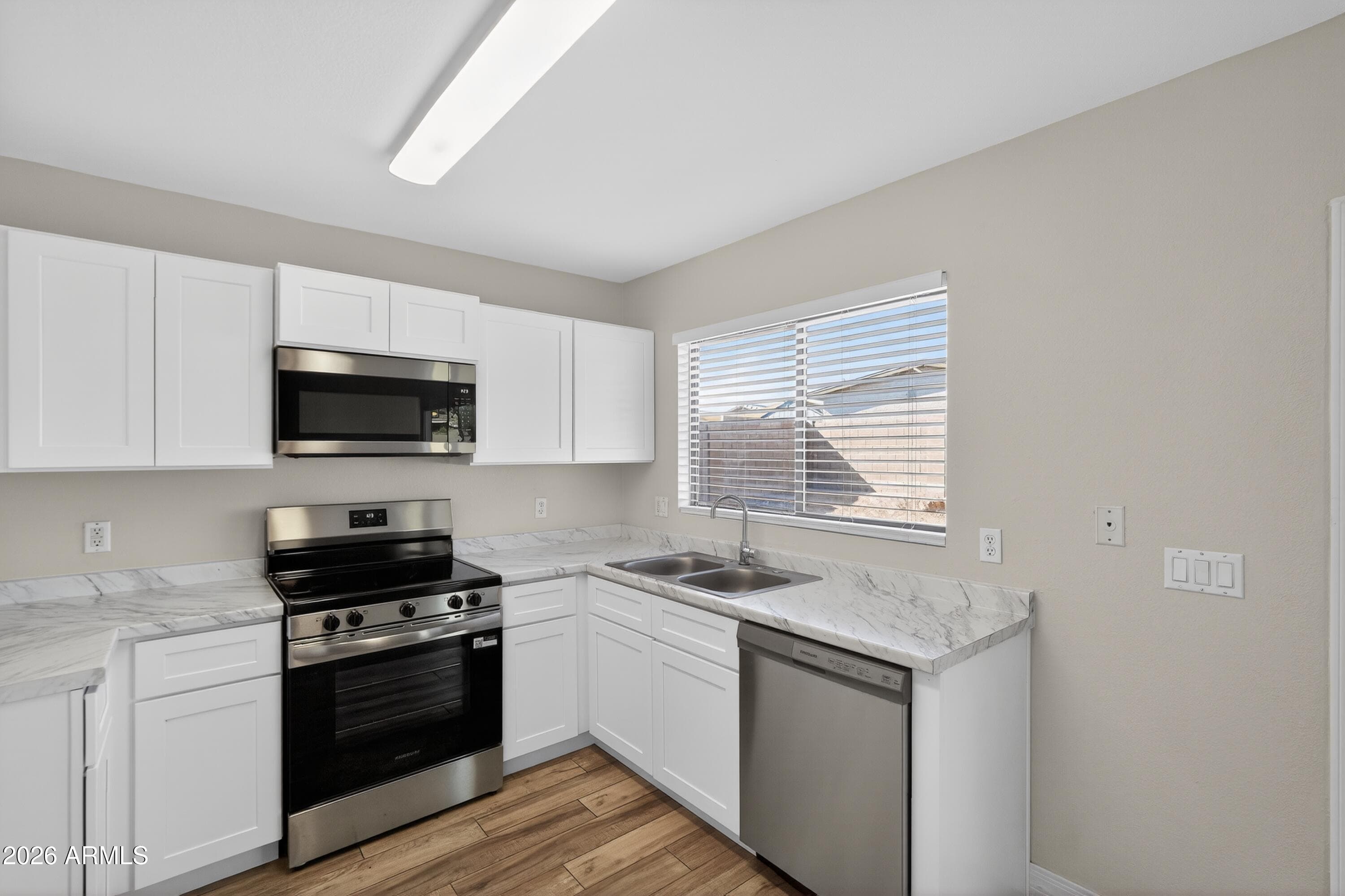 7566 W Colter St — photo 2