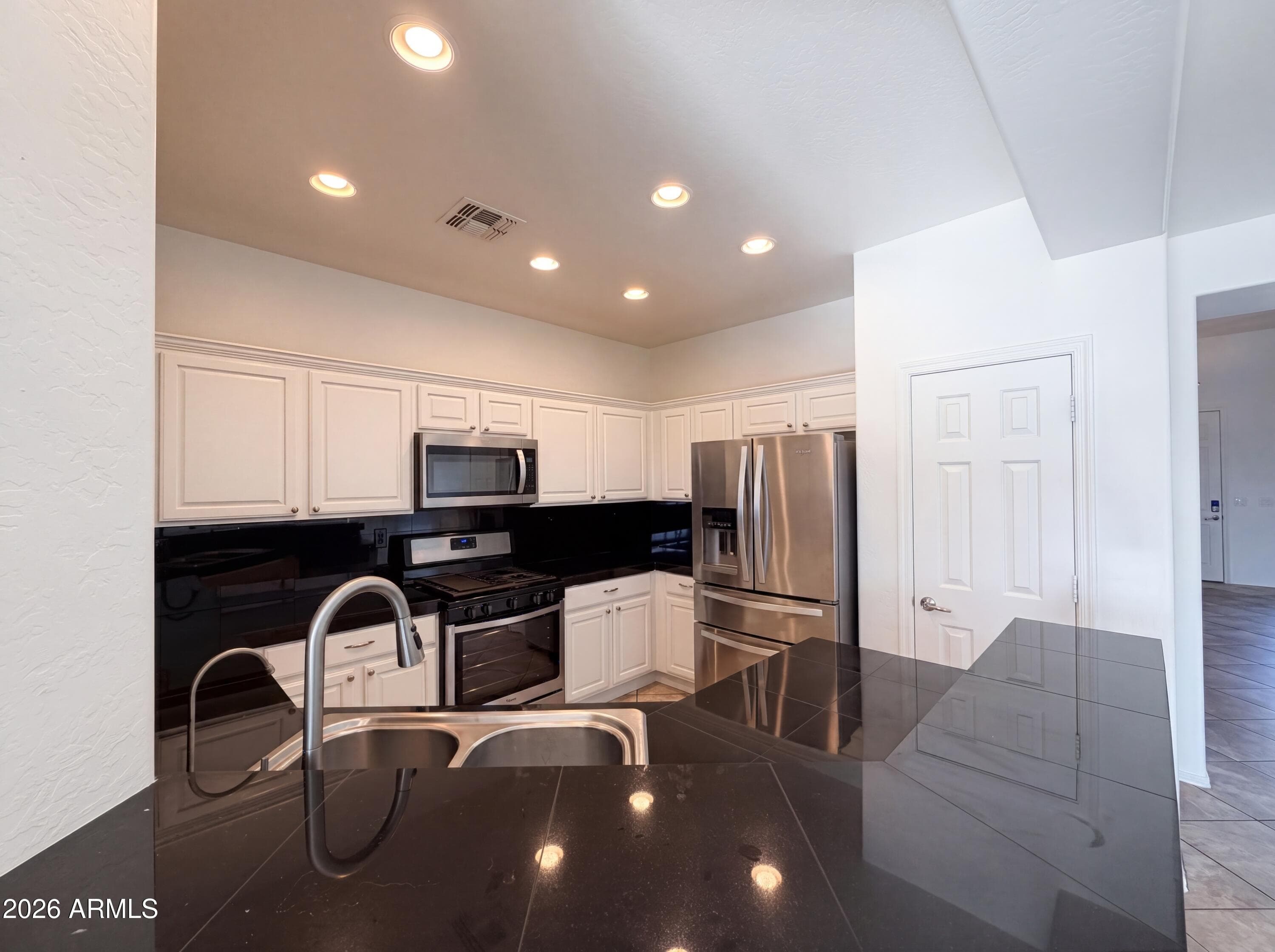 38034 N Hudson Trail — photo 2