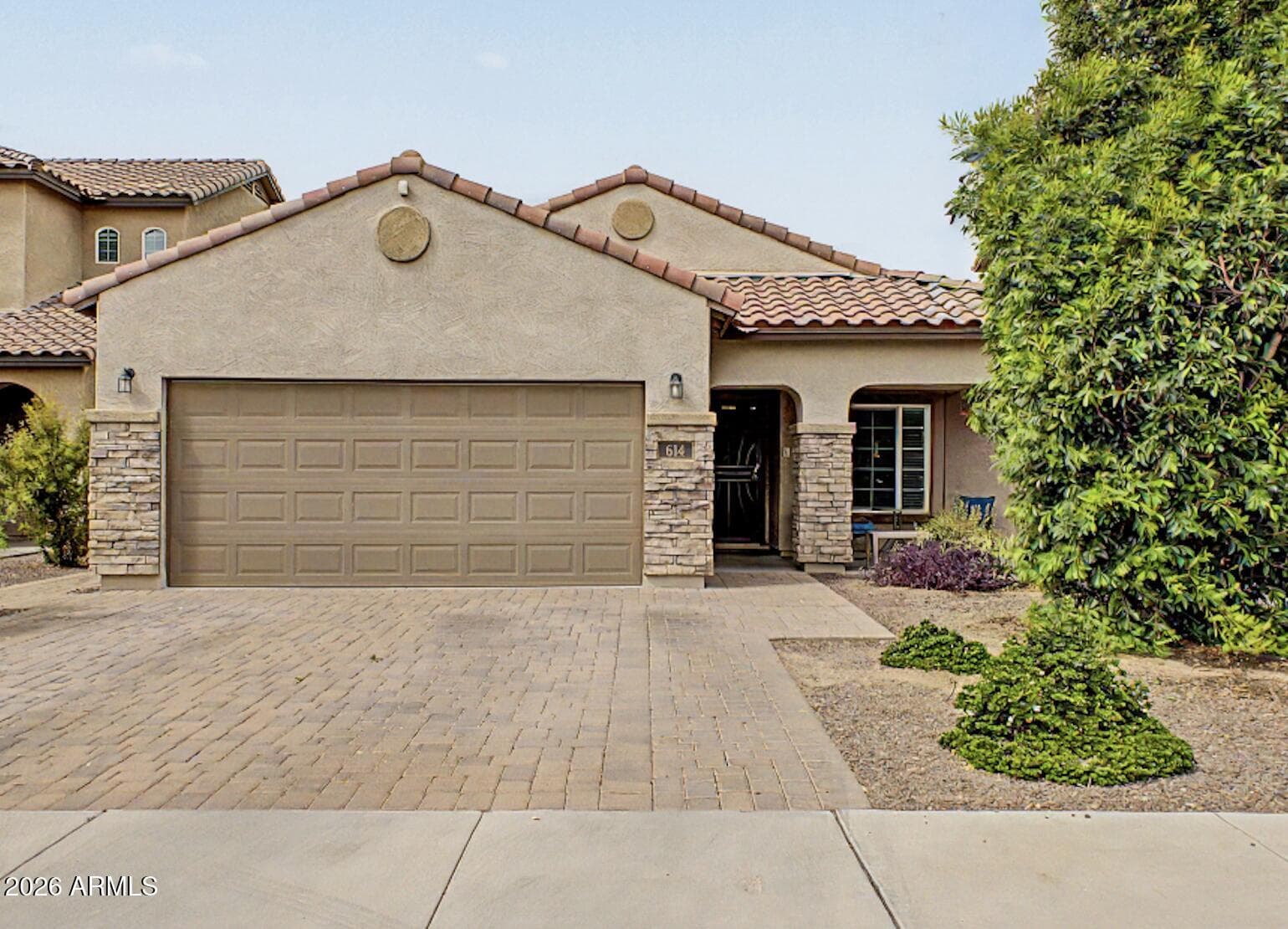 614 W Kerry Ln — photo 1