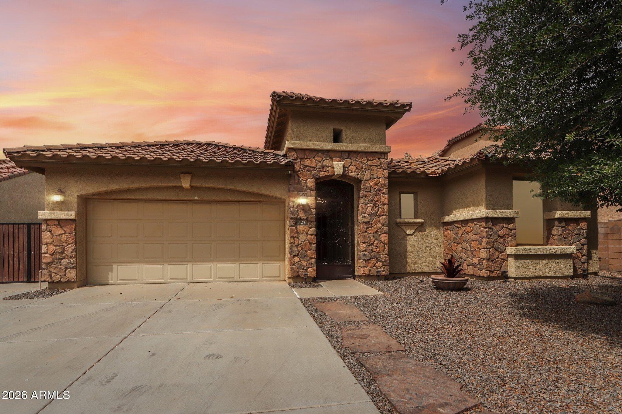 726 E Kingbird Dr — photo 2