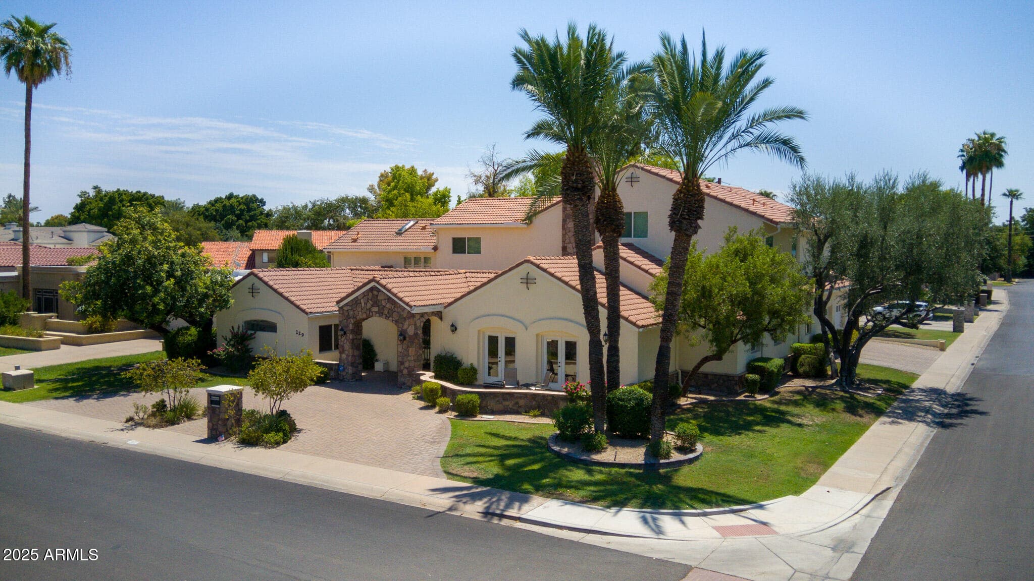 229 W Vista Ave — photo 1