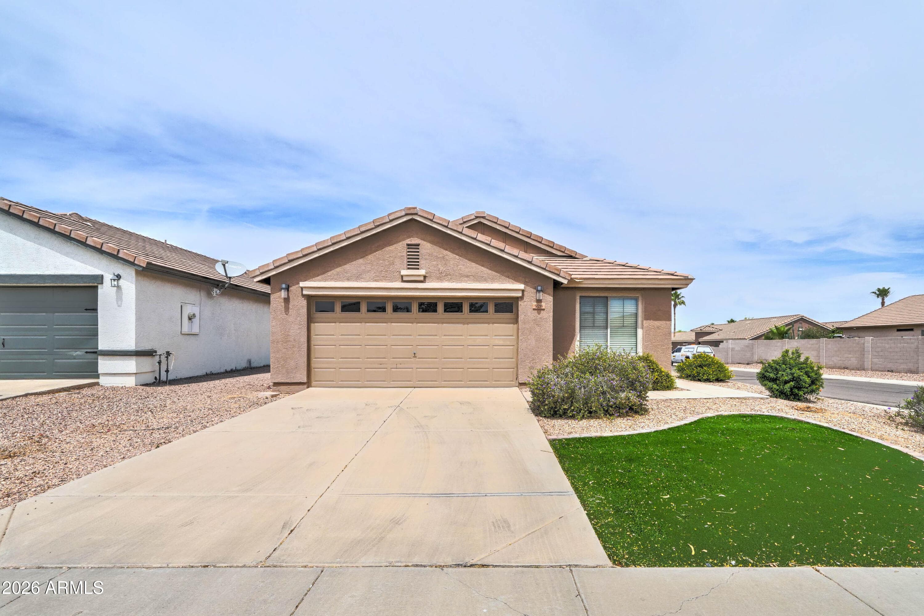 928 W Desert Hills Dr — photo 2