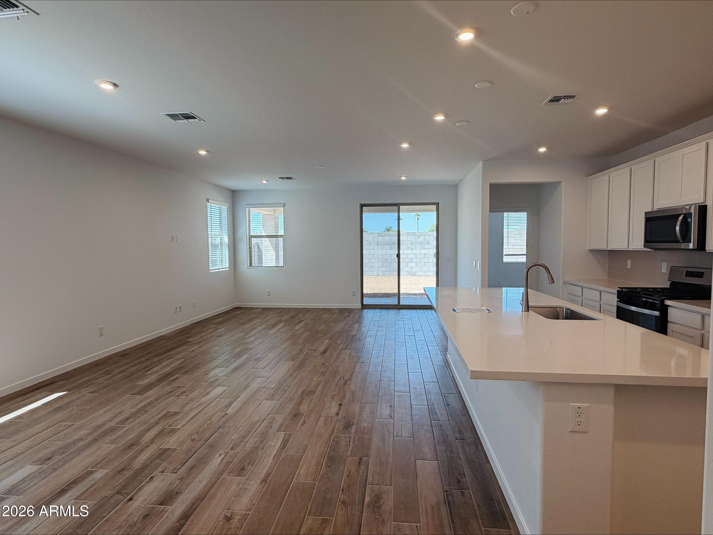 7426 W Rose Ln — photo 2