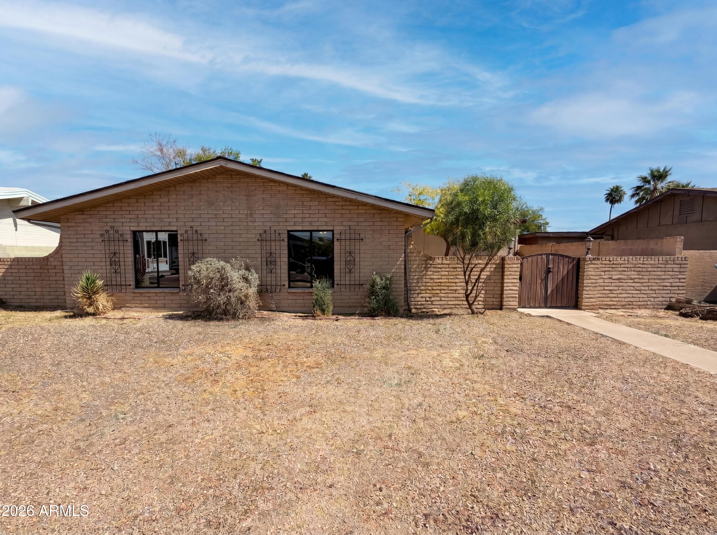 2326 W Paradise Dr — photo 1