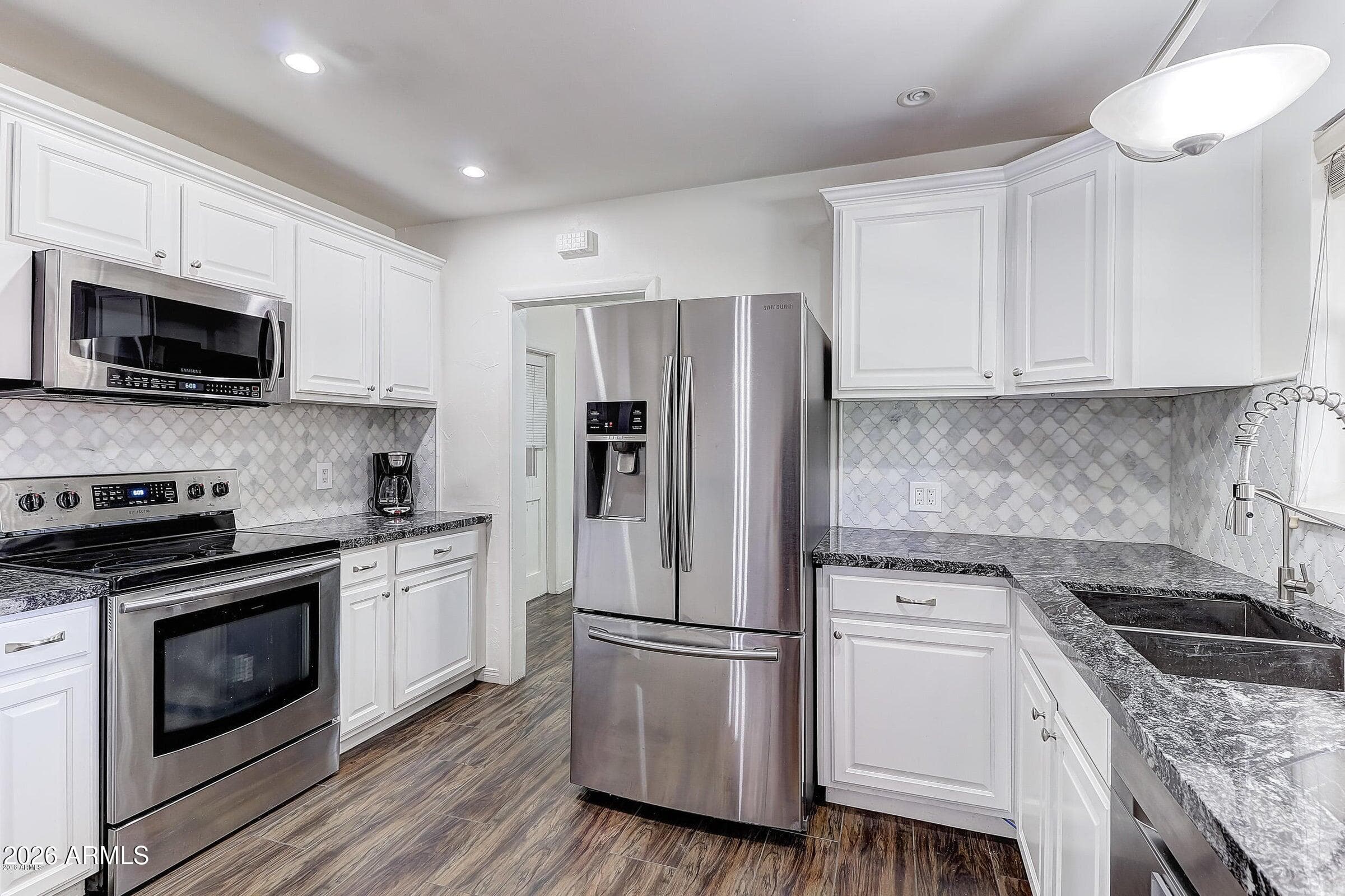 1802 E Missouri Ave — photo 1