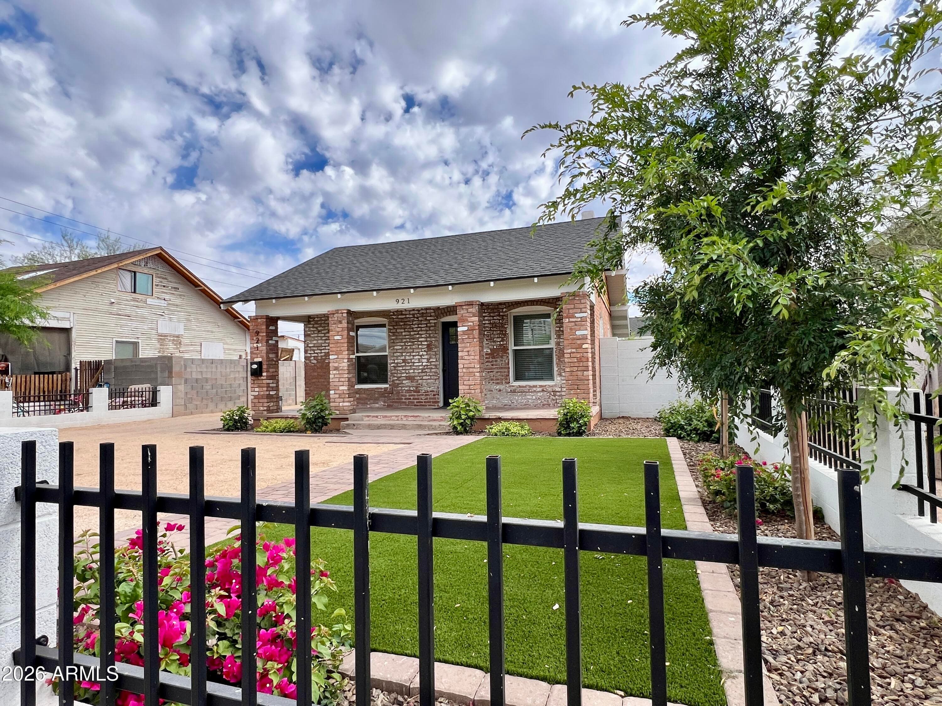 921 E Roosevelt St — photo 2