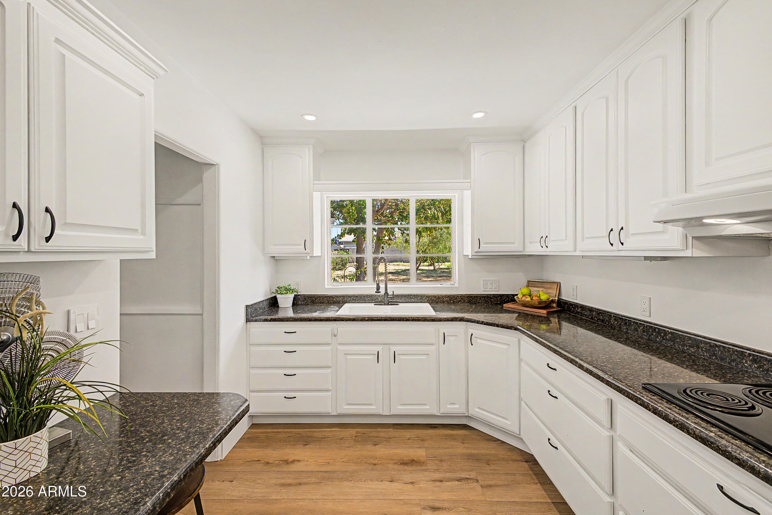 111 E Bonita Way — photo 2