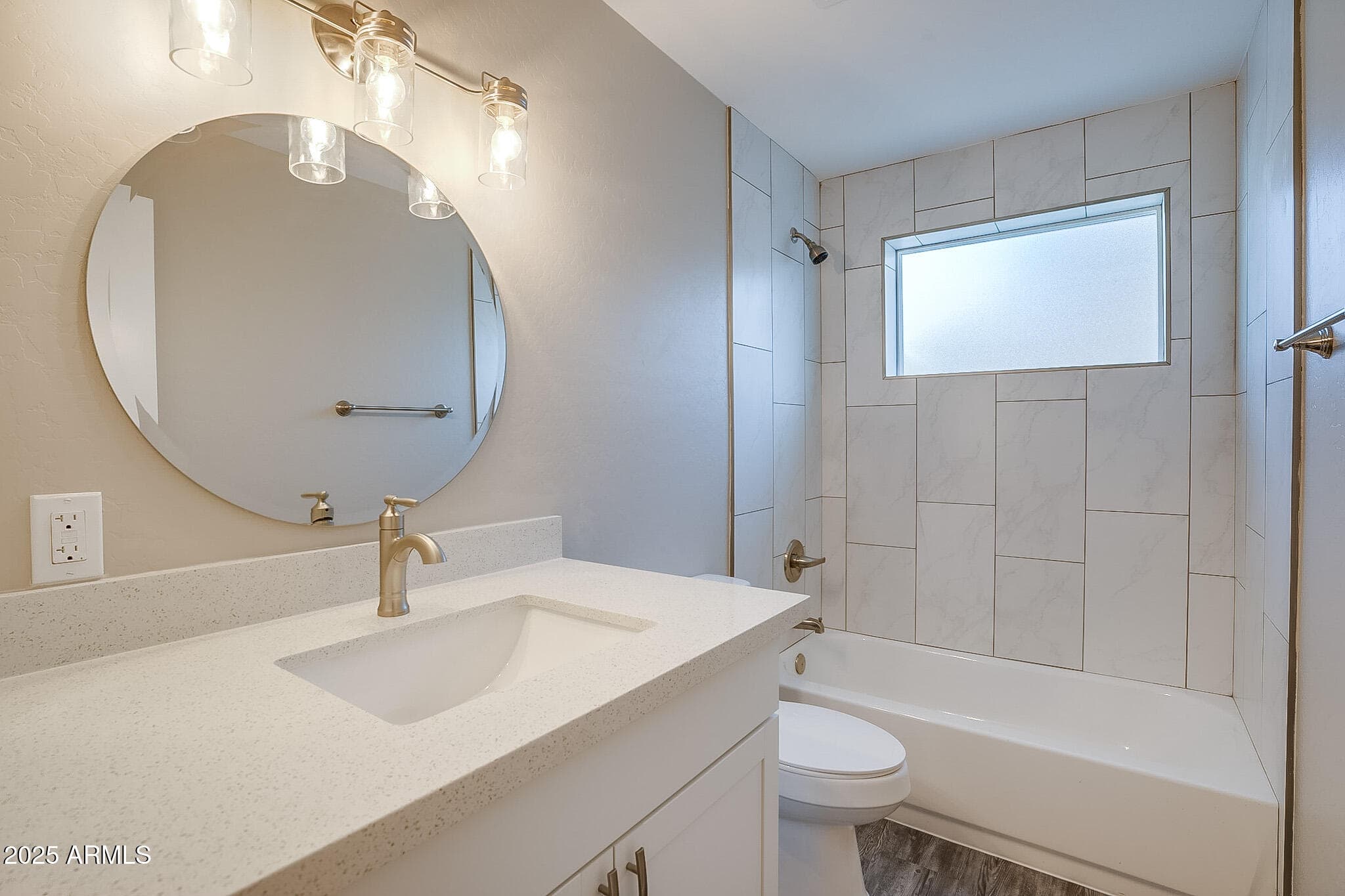 211 S DORAN -- - Photo 2