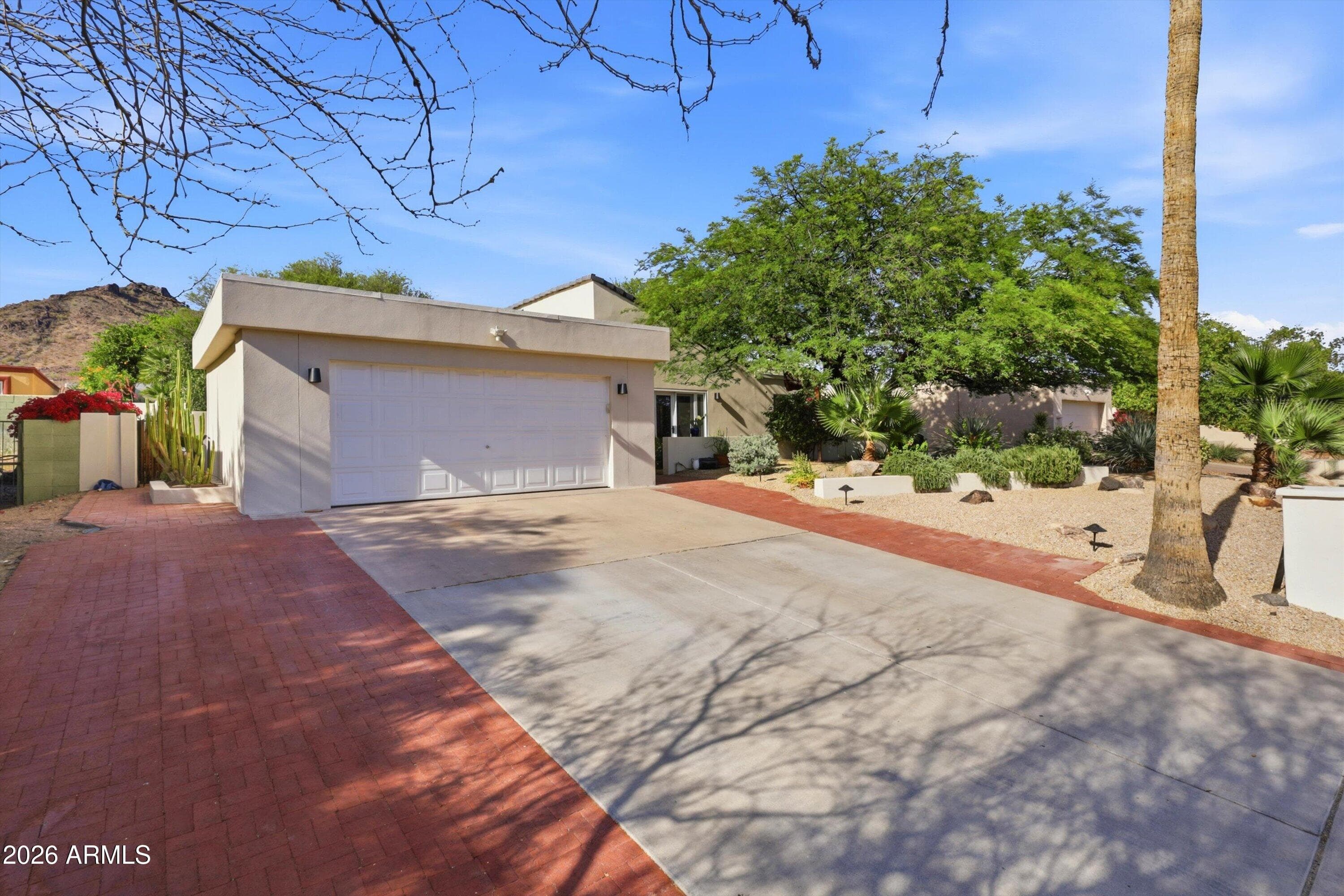 1634 E Echo Ln — photo 1