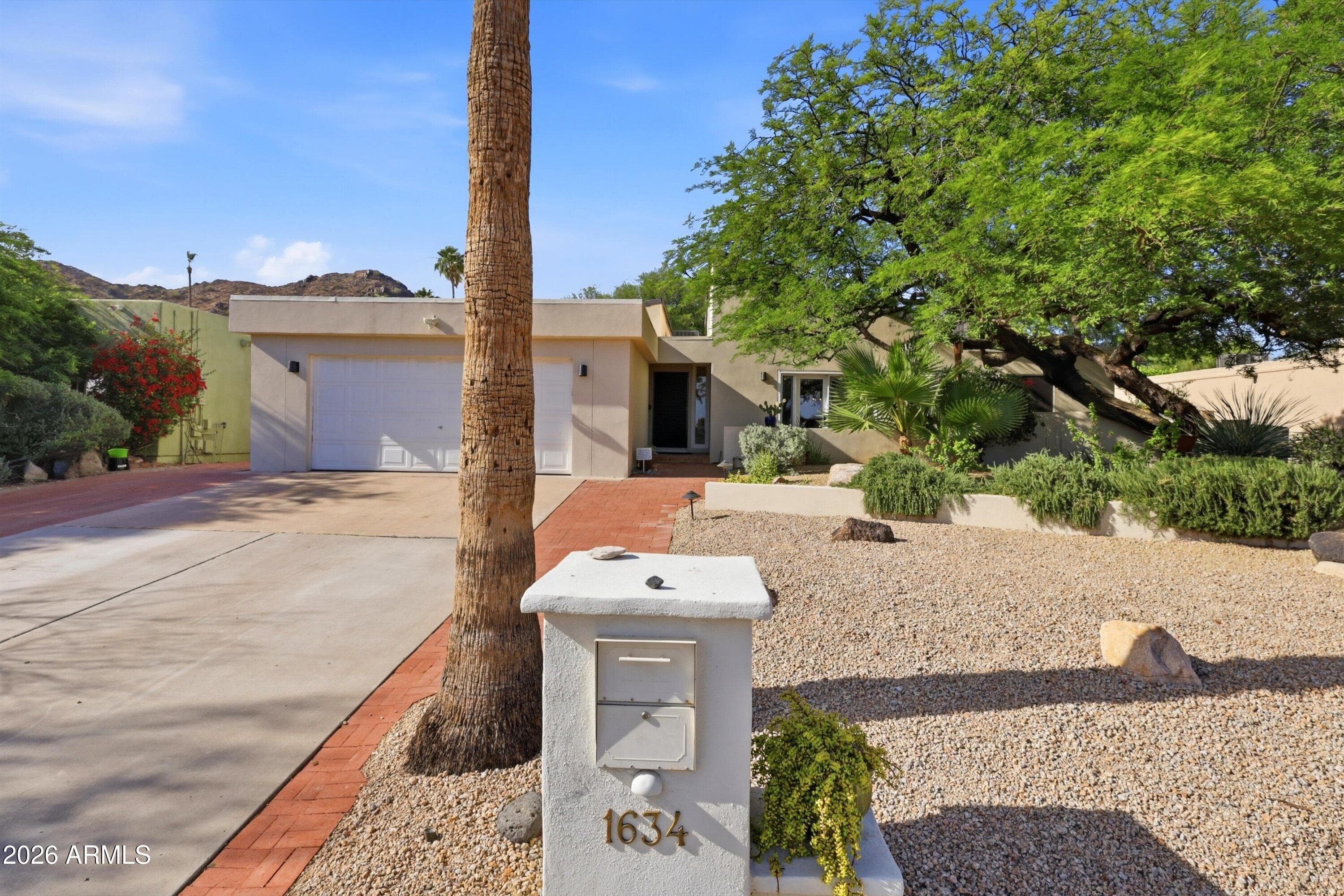 1634 E Echo Ln — photo 2