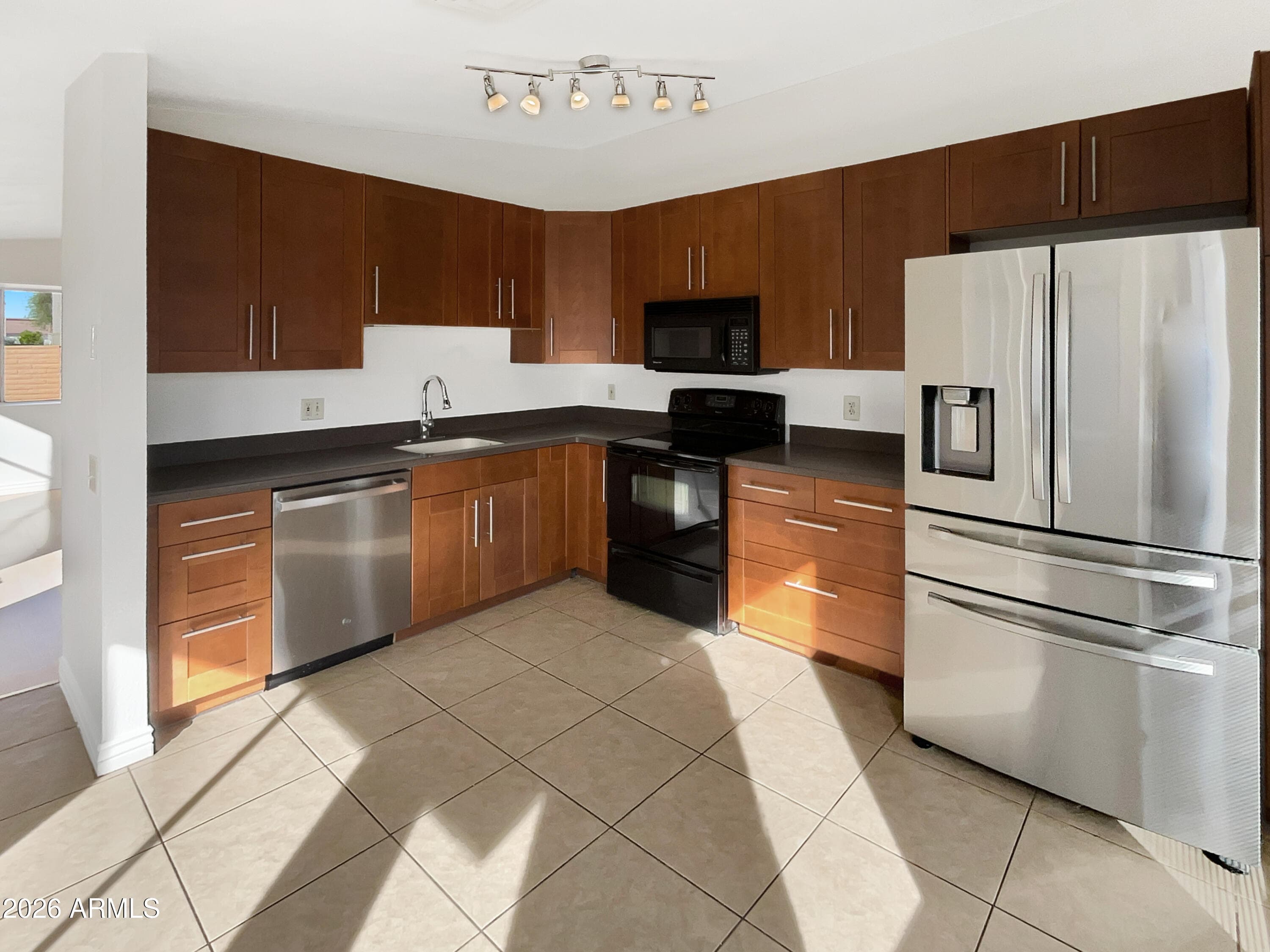 2015 N Villas Ln — photo 2