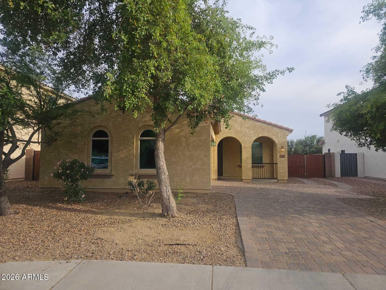 1069 E Blue Spruce Ln — photo 3