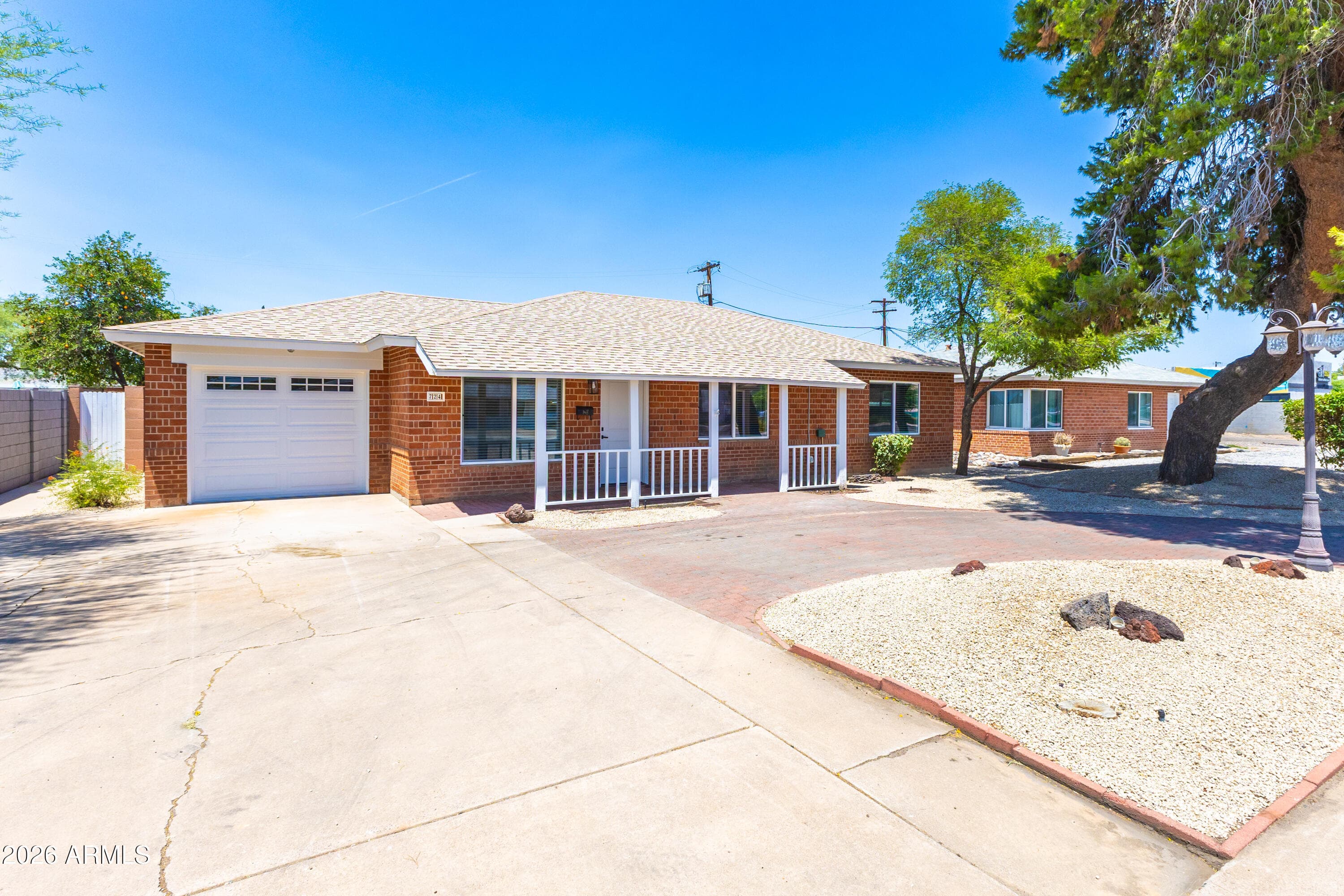 724 W Missouri Ave — photo 2