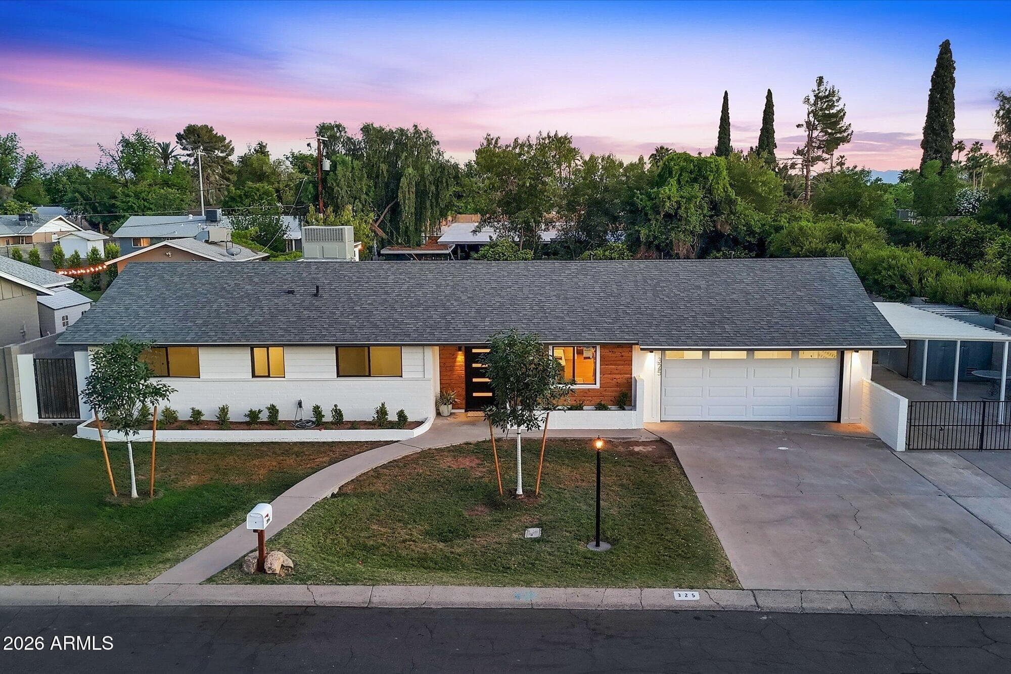 325 W Loma Ln — photo 1