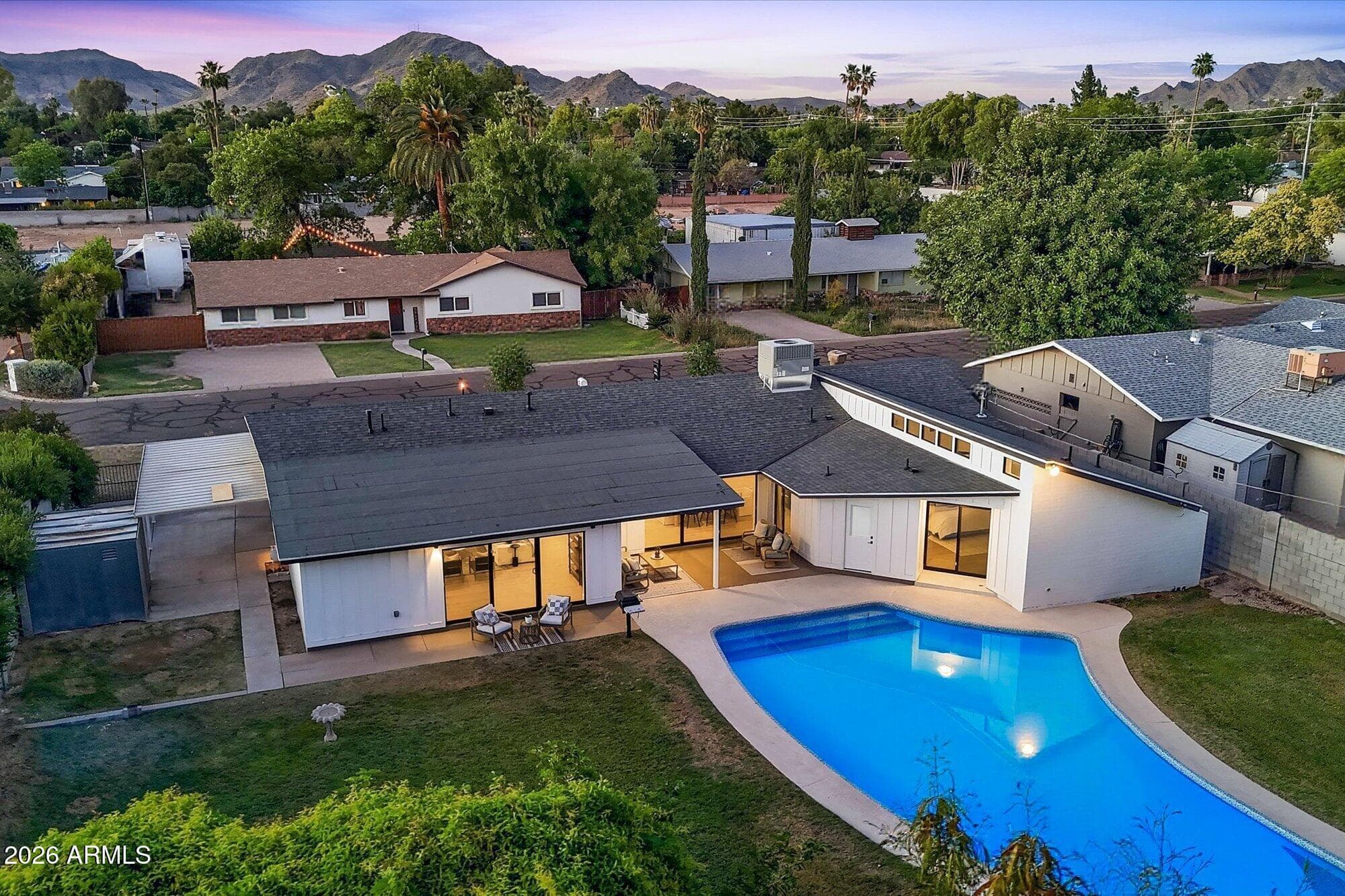 325 W Loma Ln — photo 2