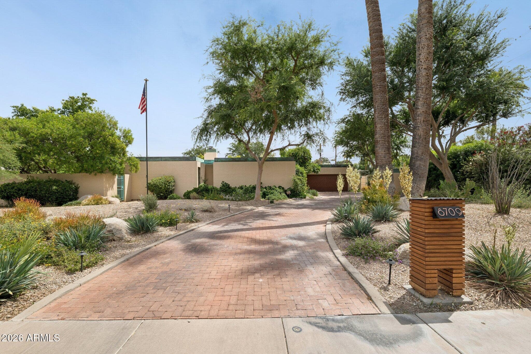 8709 N 11th Ave — photo 1