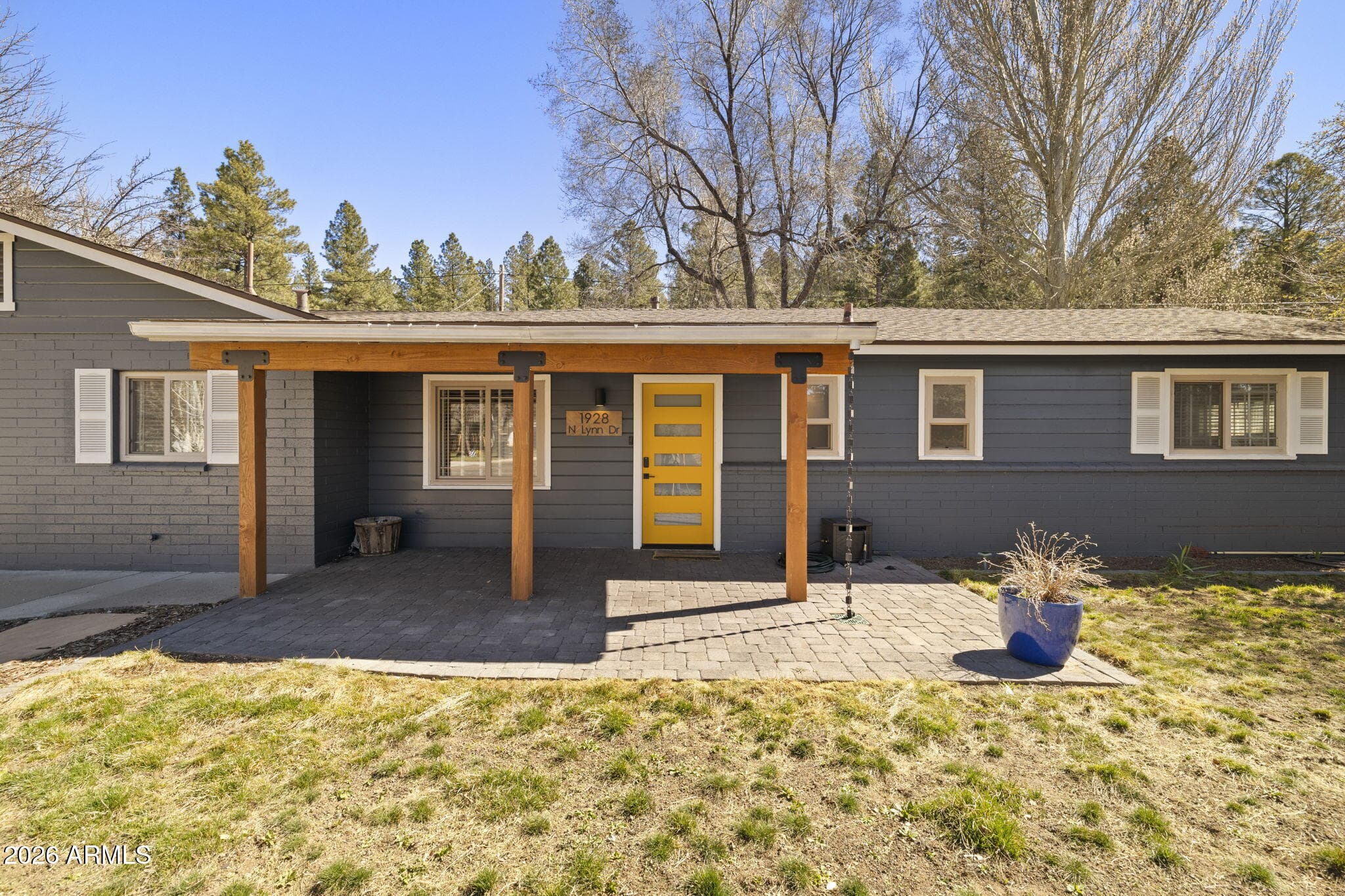 1928 N Lynn Dr — photo 1